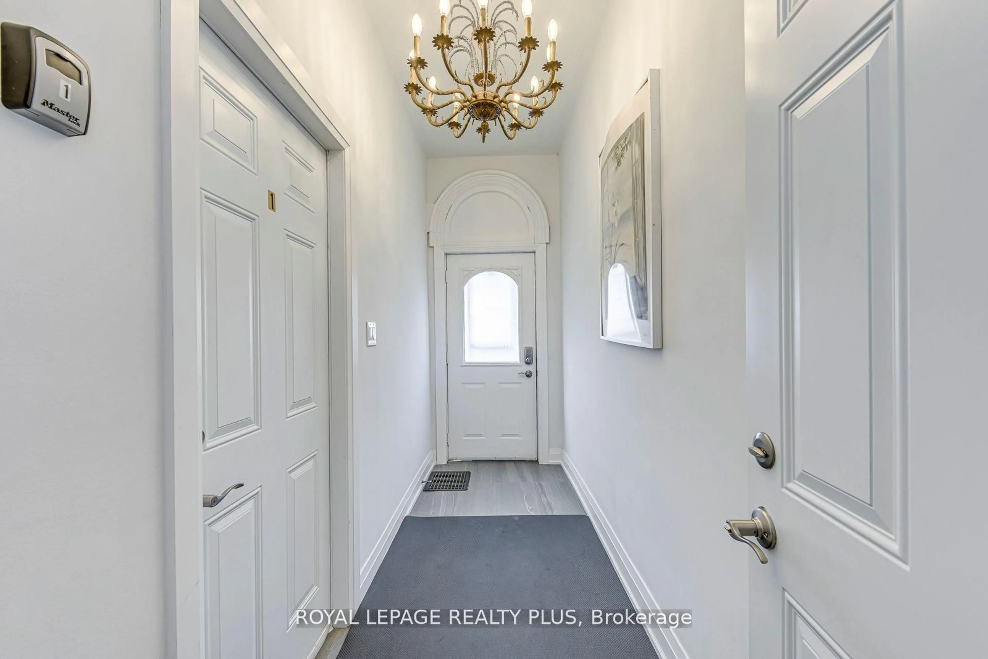 Indoor entryway for 247 Robert St, Hamilton Ontario L8L 2R2