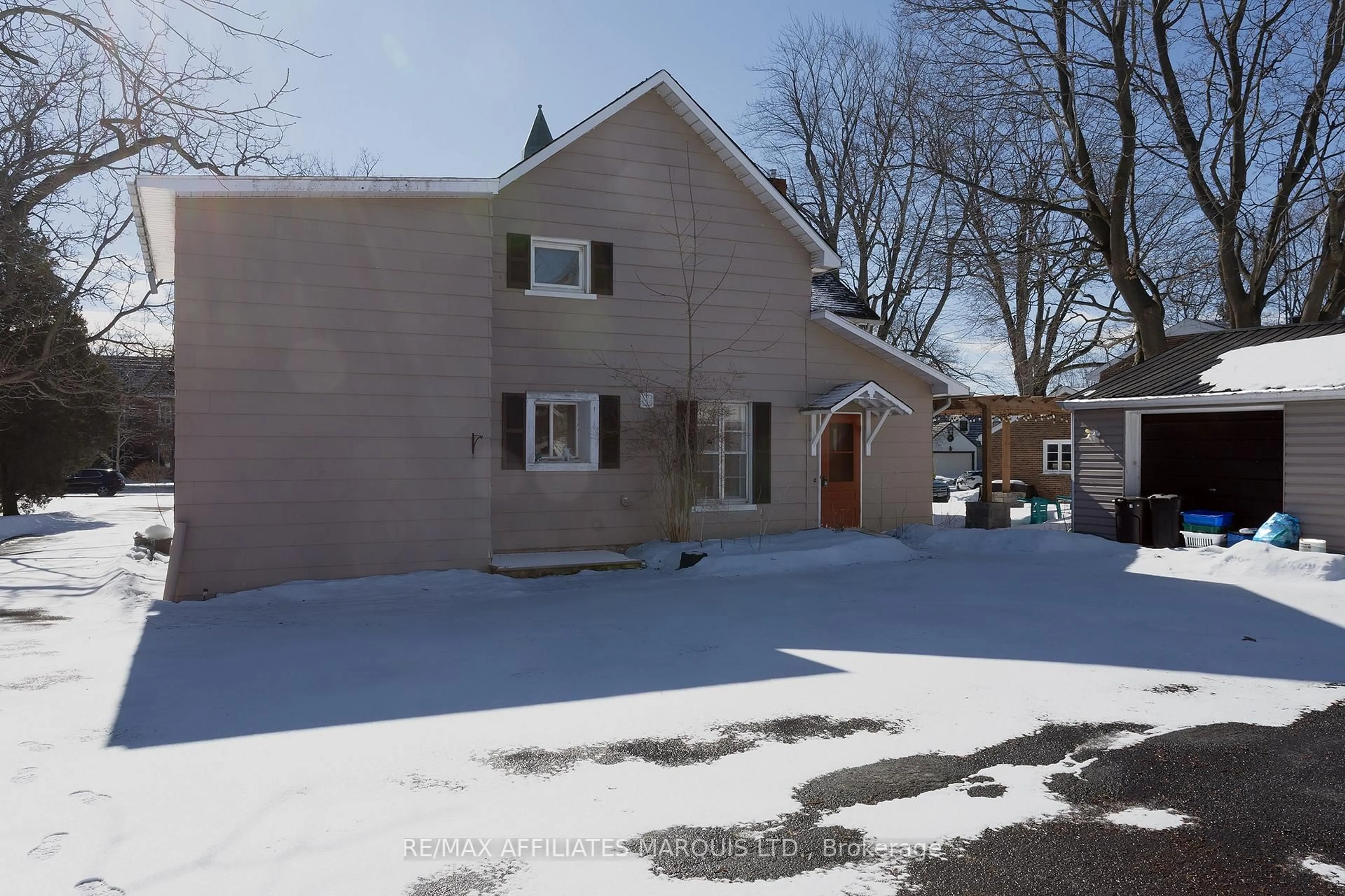 A pic from outside/outdoor area/front of a property/back of a property/a pic from drone, street for 16 Lakeshore Dr, South Dundas Ontario K0C 1X0