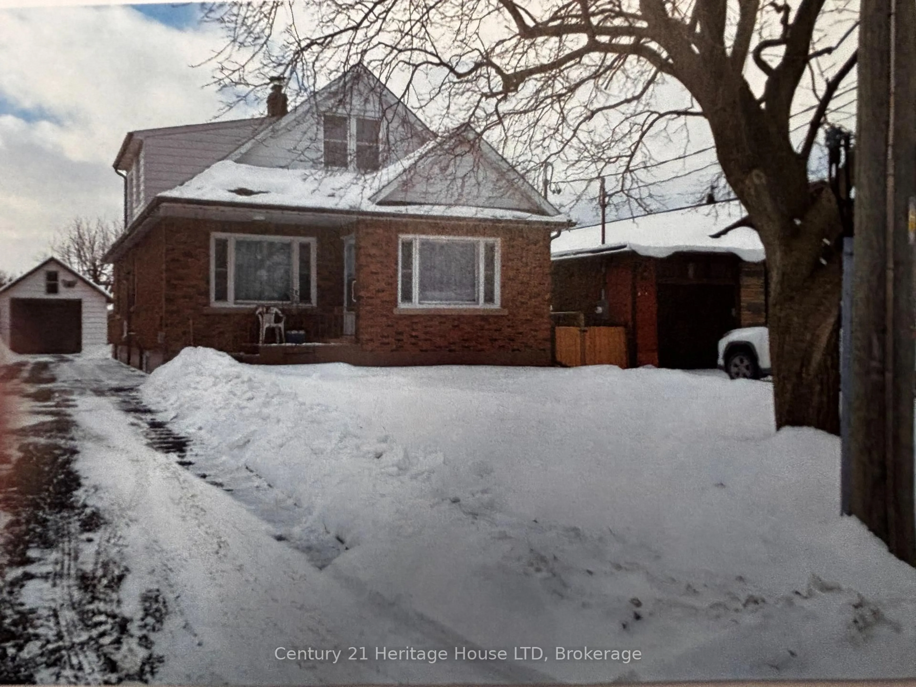 A pic from outside/outdoor area/front of a property/back of a property/a pic from drone, street for 71 Rolls Ave, St. Catharines Ontario L2N 1W3