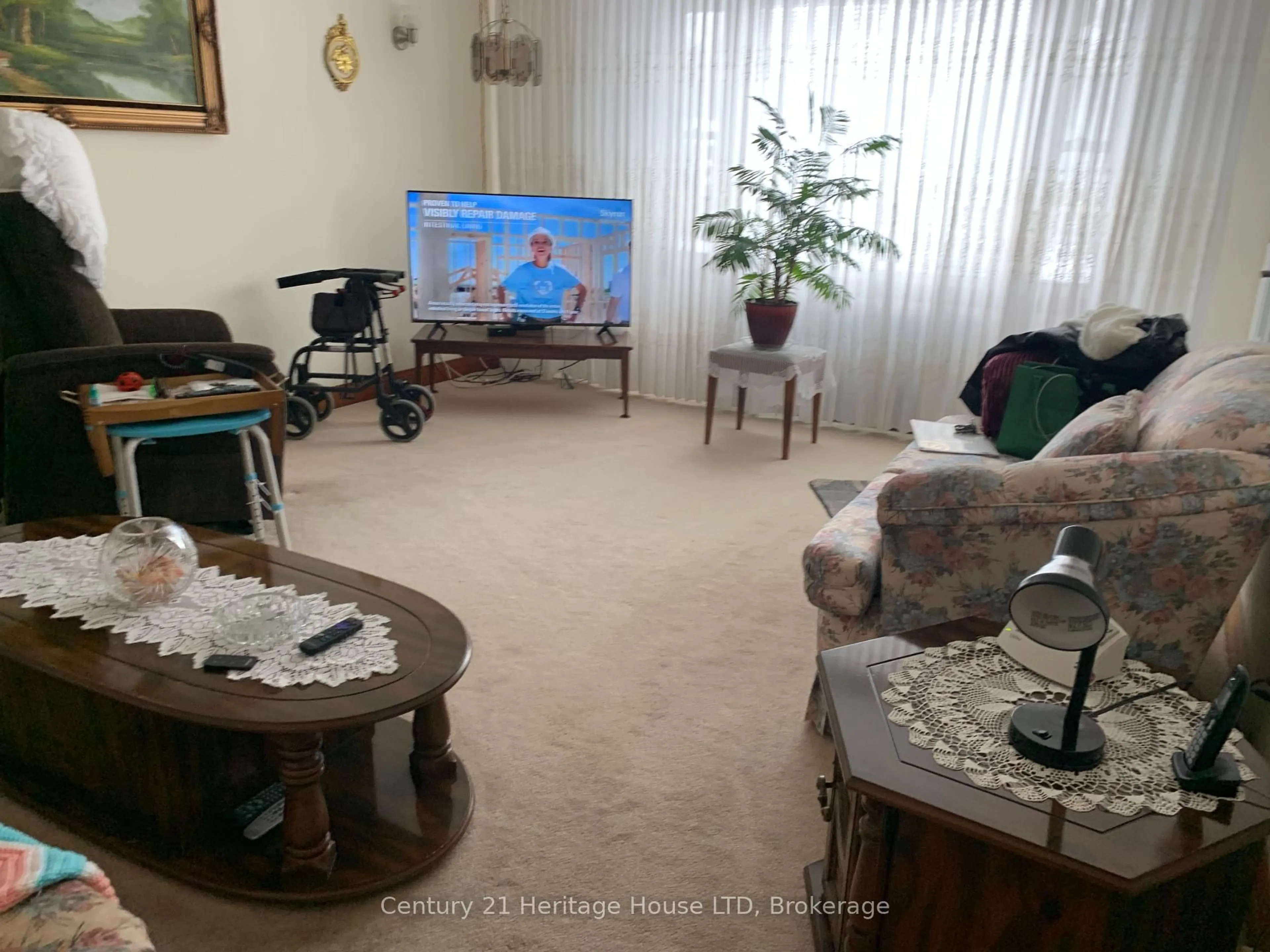 Living room with furniture, unknown for 71 Rolls Ave, St. Catharines Ontario L2N 1W3