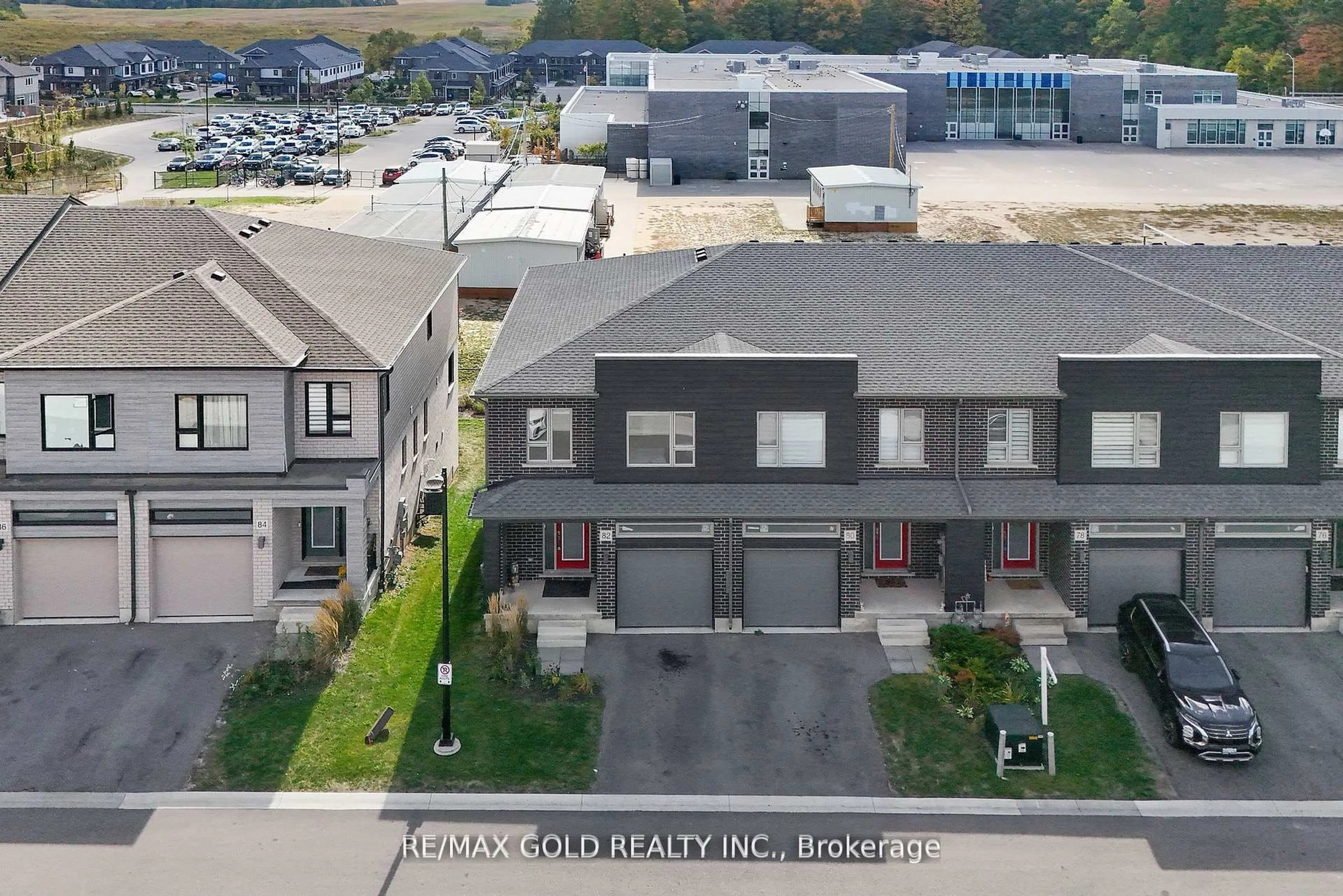 A pic from outside/outdoor area/front of a property/back of a property/a pic from drone, street for 82 Pony Way, Kitchener Ontario N2R 0R2