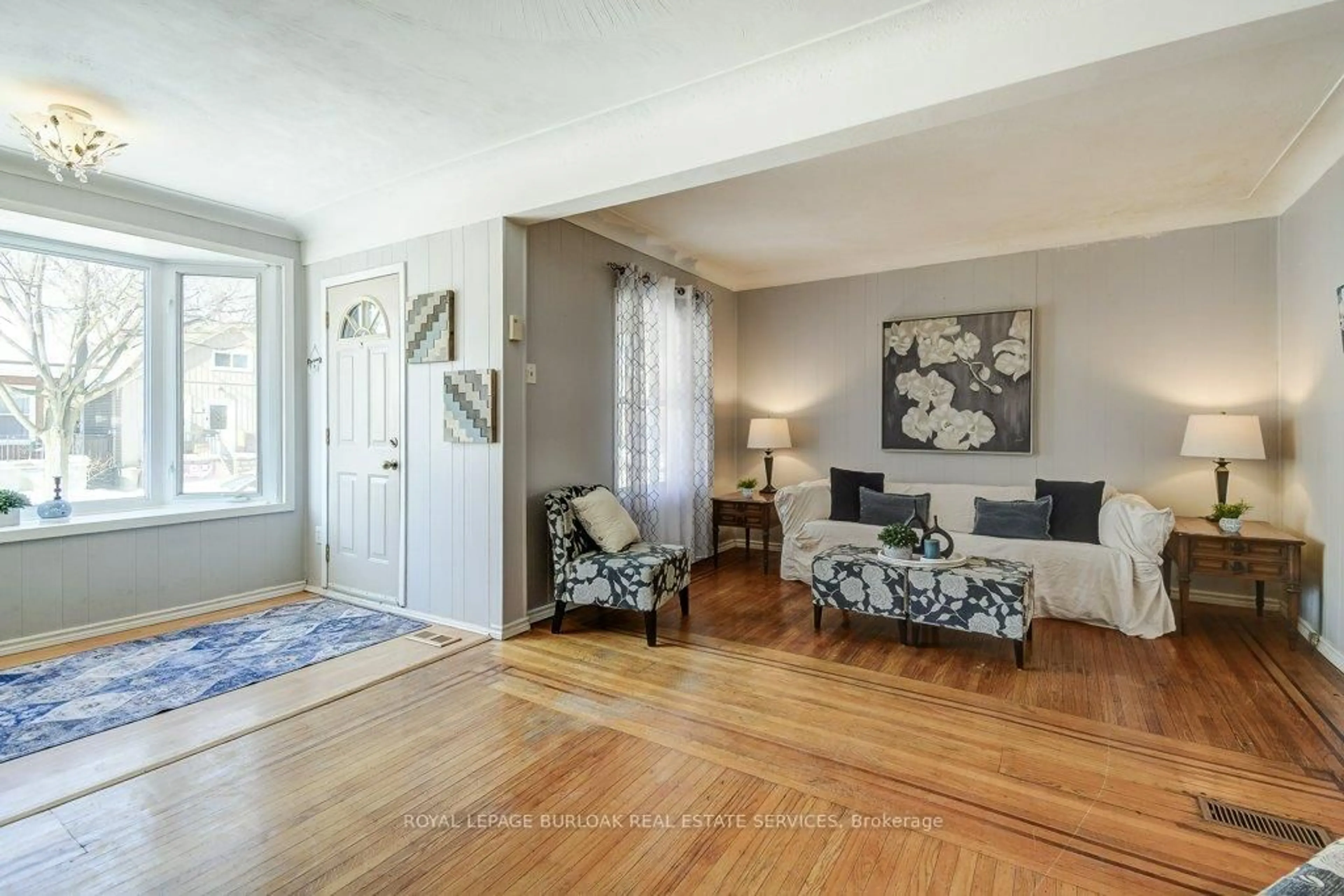 Indoor entryway for 120 Cope St, Hamilton Ontario L8H 5B4