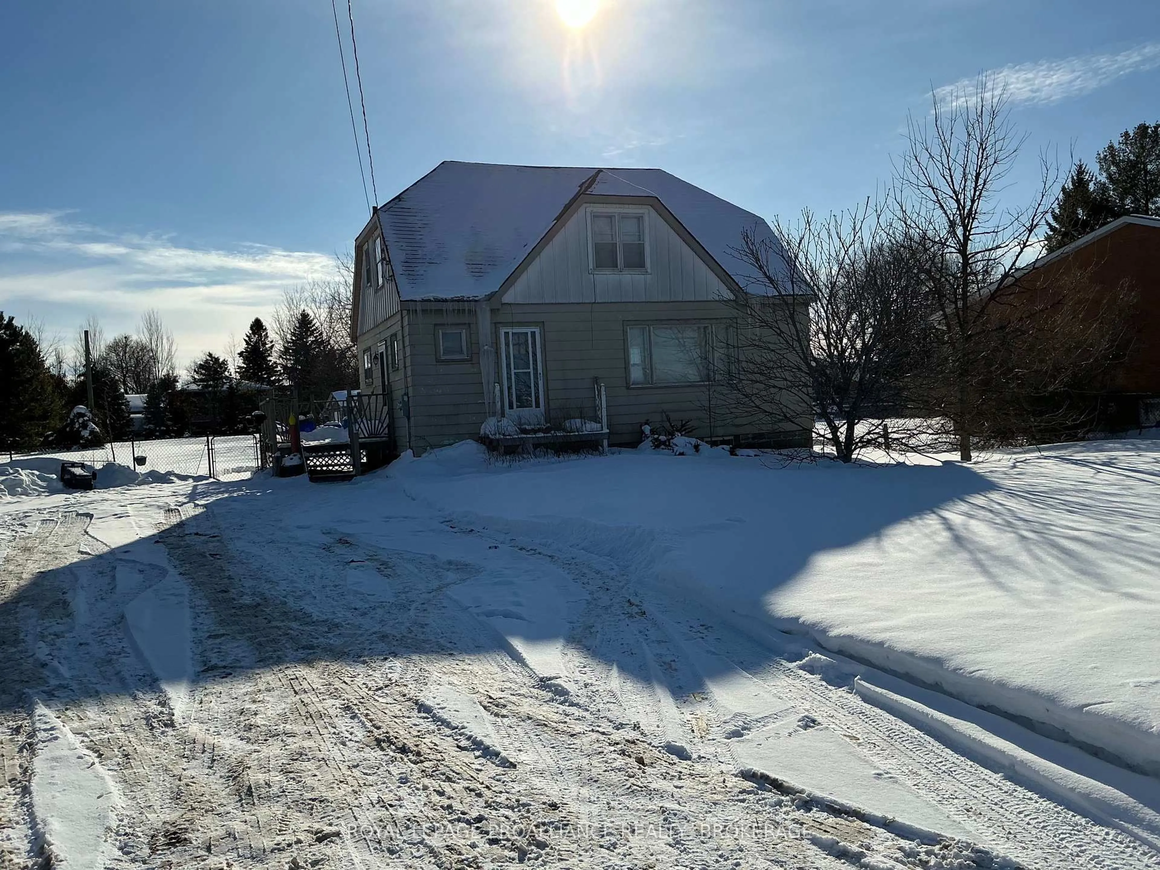 A pic from outside/outdoor area/front of a property/back of a property/a pic from drone, street for 2945 Princess St, Kingston Ontario K7L 4V2