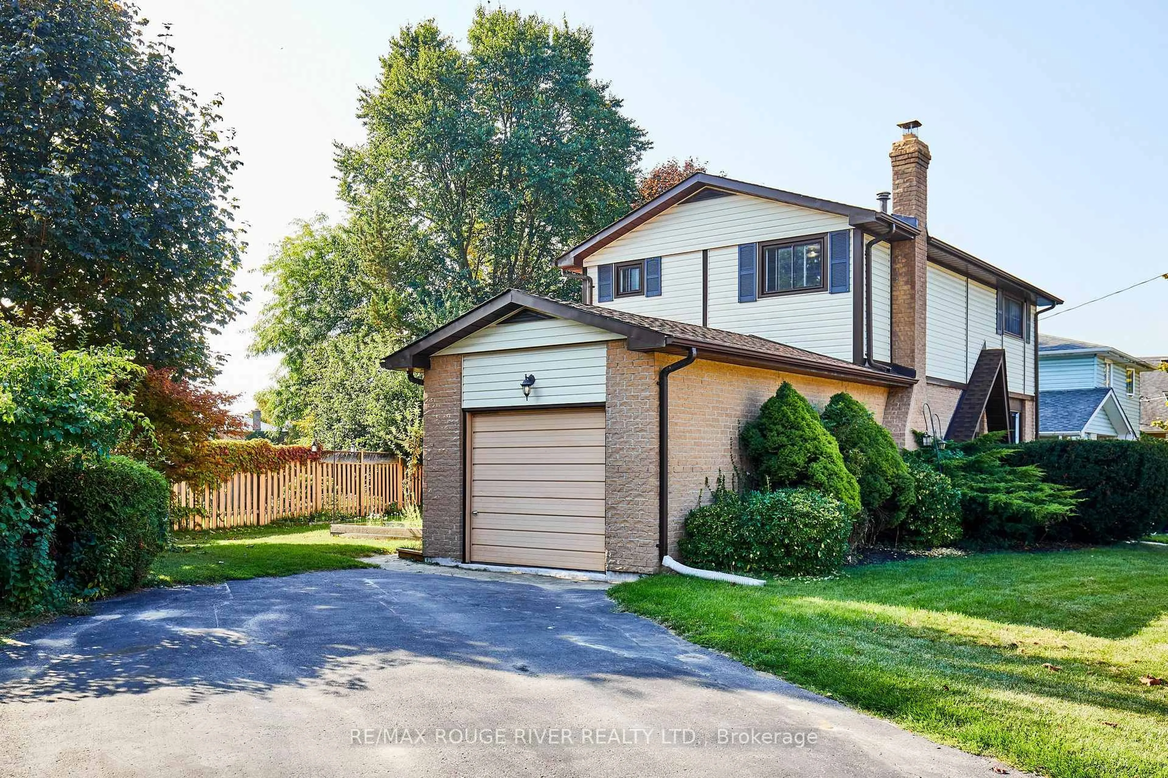 Unknown for 607 Carlisle St, Cobourg Ontario K9A 4Y4