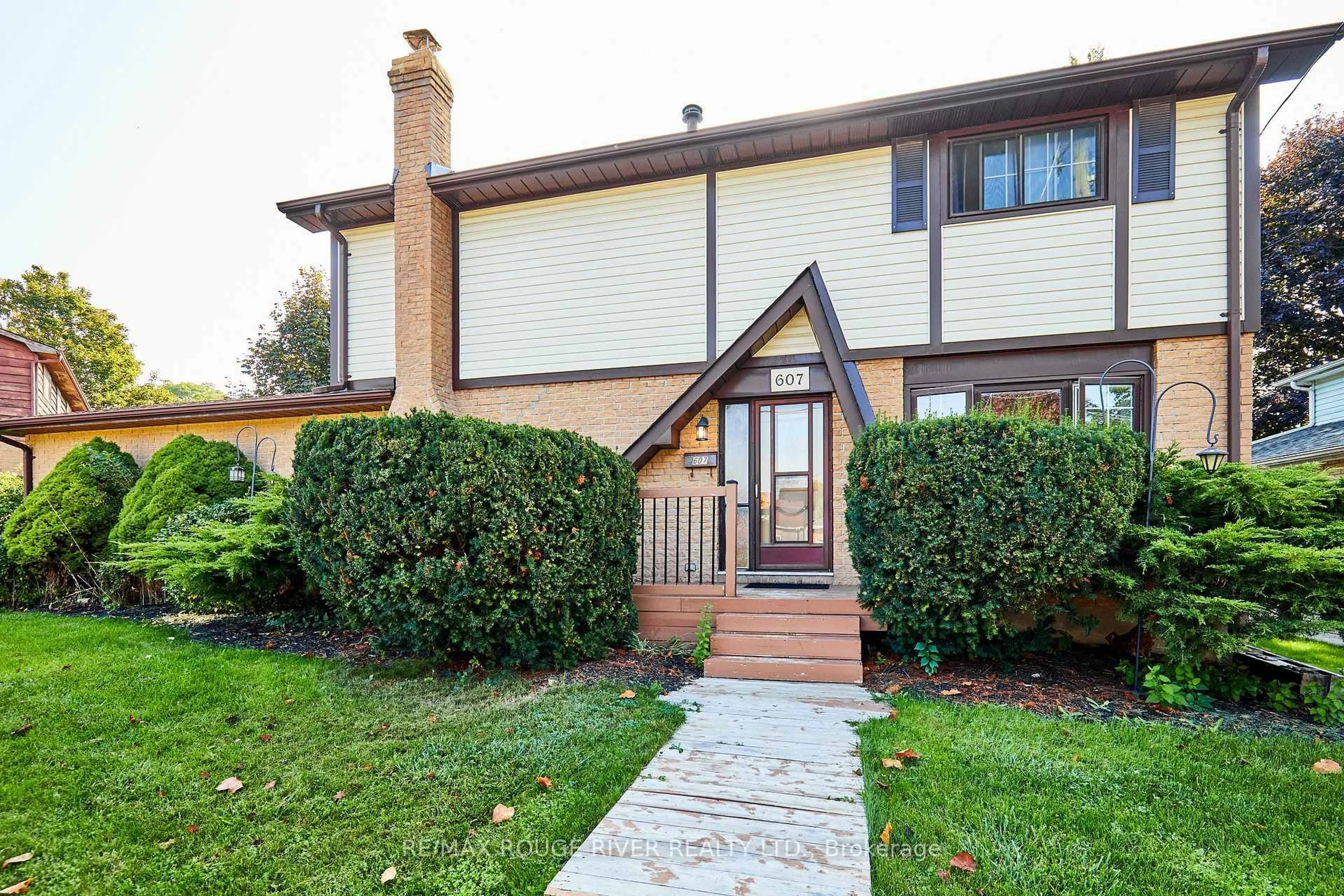 Home with vinyl exterior material, street for 607 Carlisle St, Cobourg Ontario K9A 4Y4