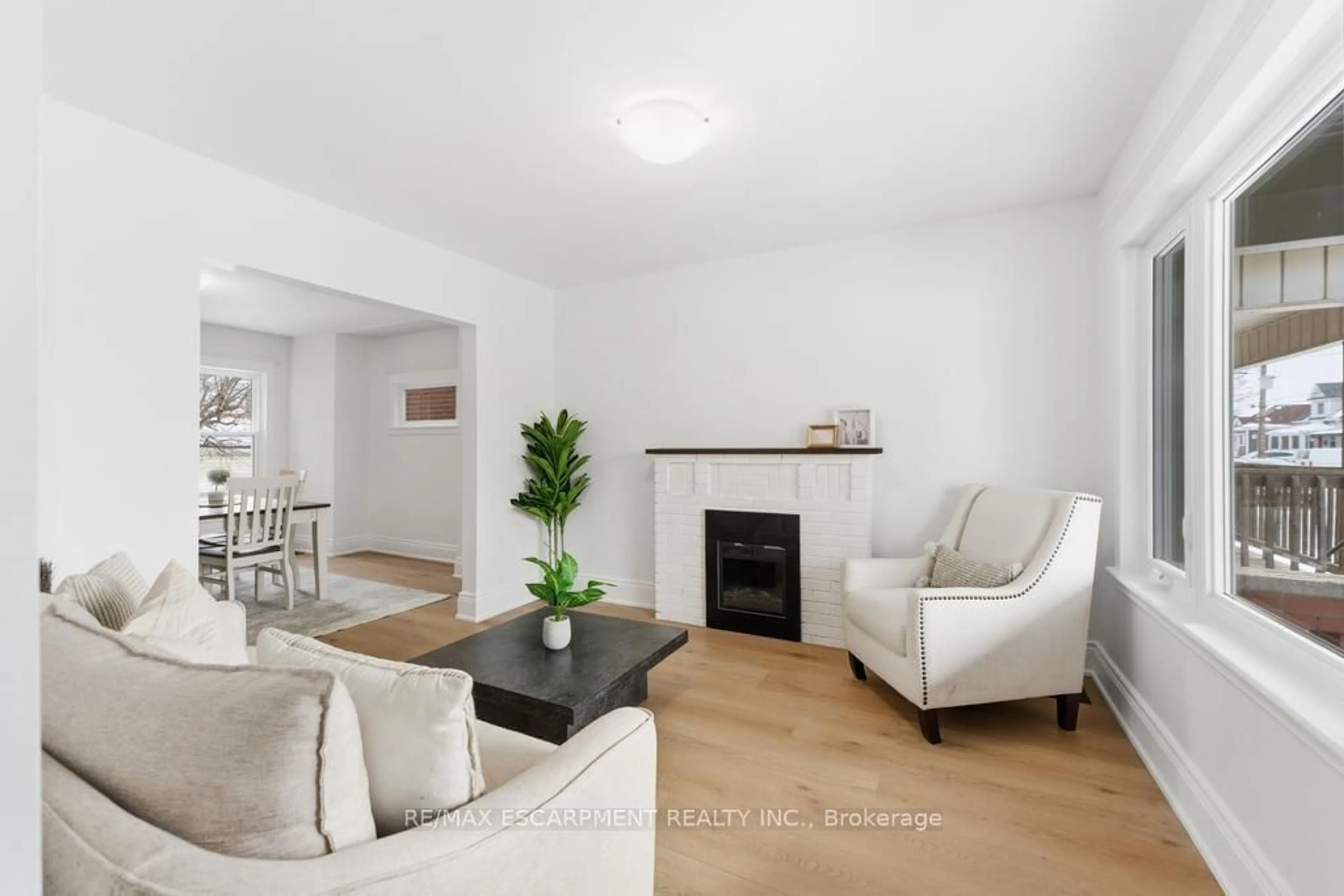 Living room with furniture, unknown for 63 Argyle Ave, Hamilton Ontario L8H 2S8