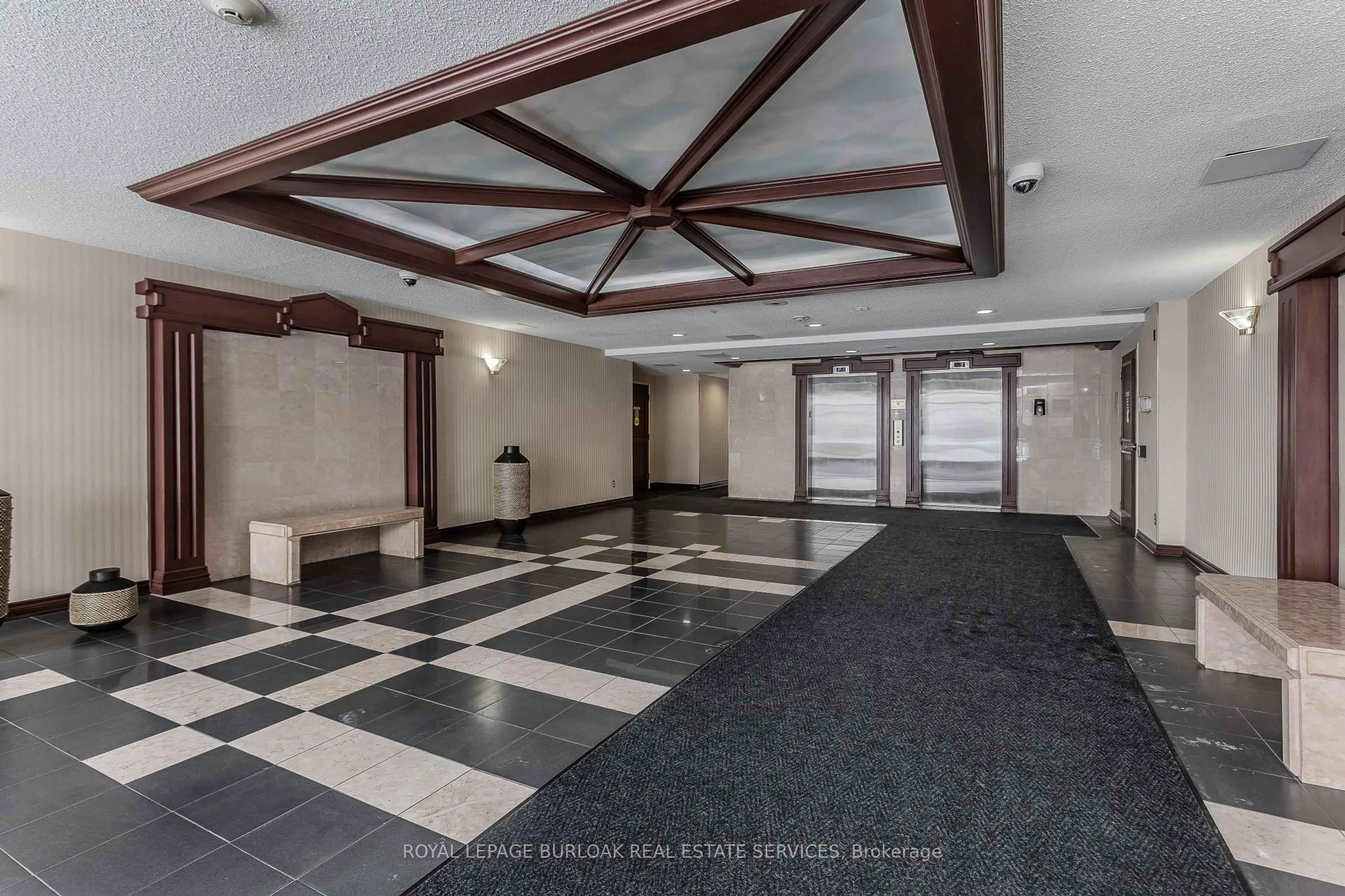 Indoor foyer for 495 Highway 8 #508, Hamilton Ontario L8G 5E1