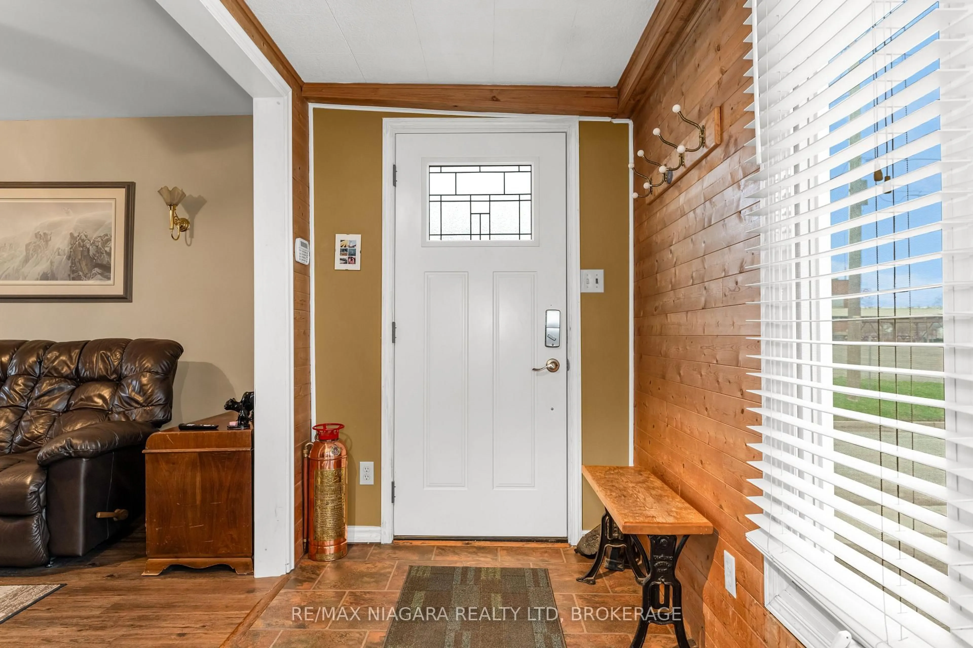 Indoor entryway for 53 Turner Cres, St. Catharines Ontario L2P 2H8