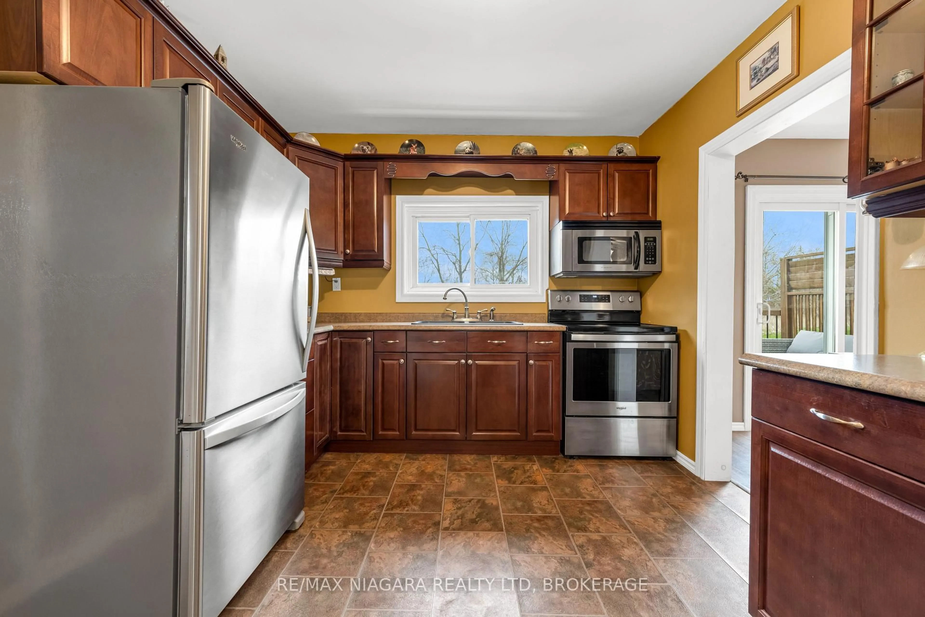 Standard kitchen, ceramic/tile floor for 53 Turner Cres, St. Catharines Ontario L2P 2H8