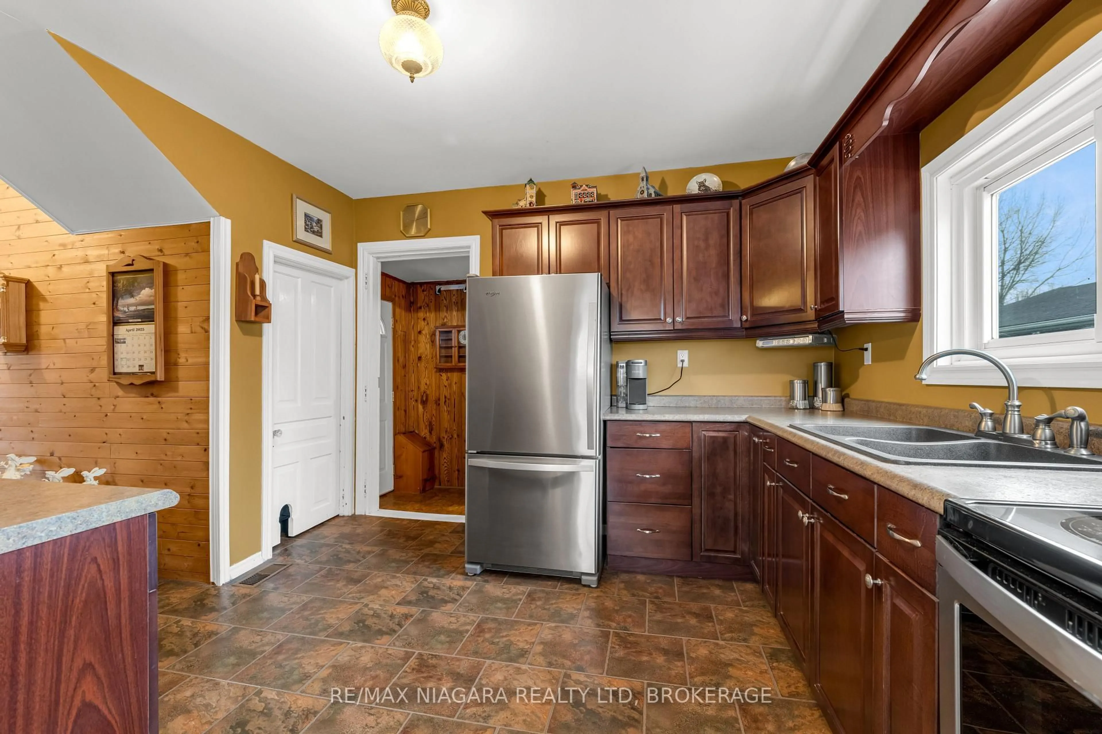 Standard kitchen, ceramic/tile floor for 53 Turner Cres, St. Catharines Ontario L2P 2H8