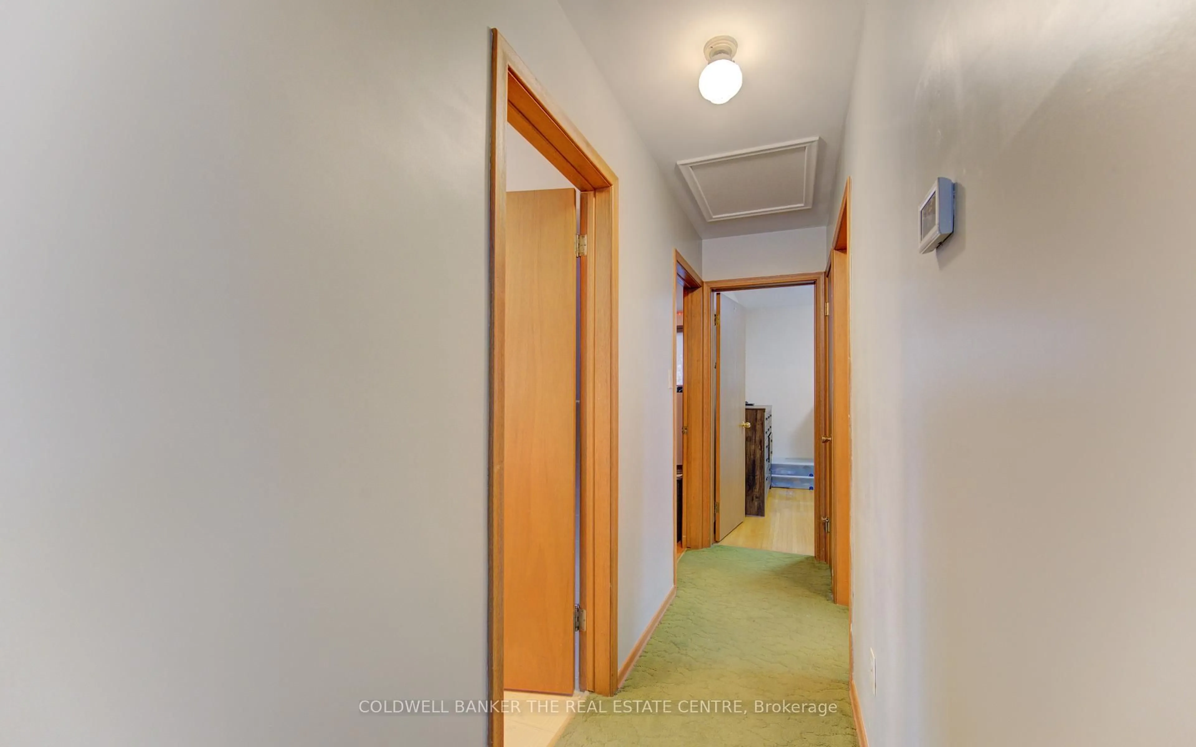 Indoor foyer for 98 Shea Cres, Kitchener Ontario N2E 1E8