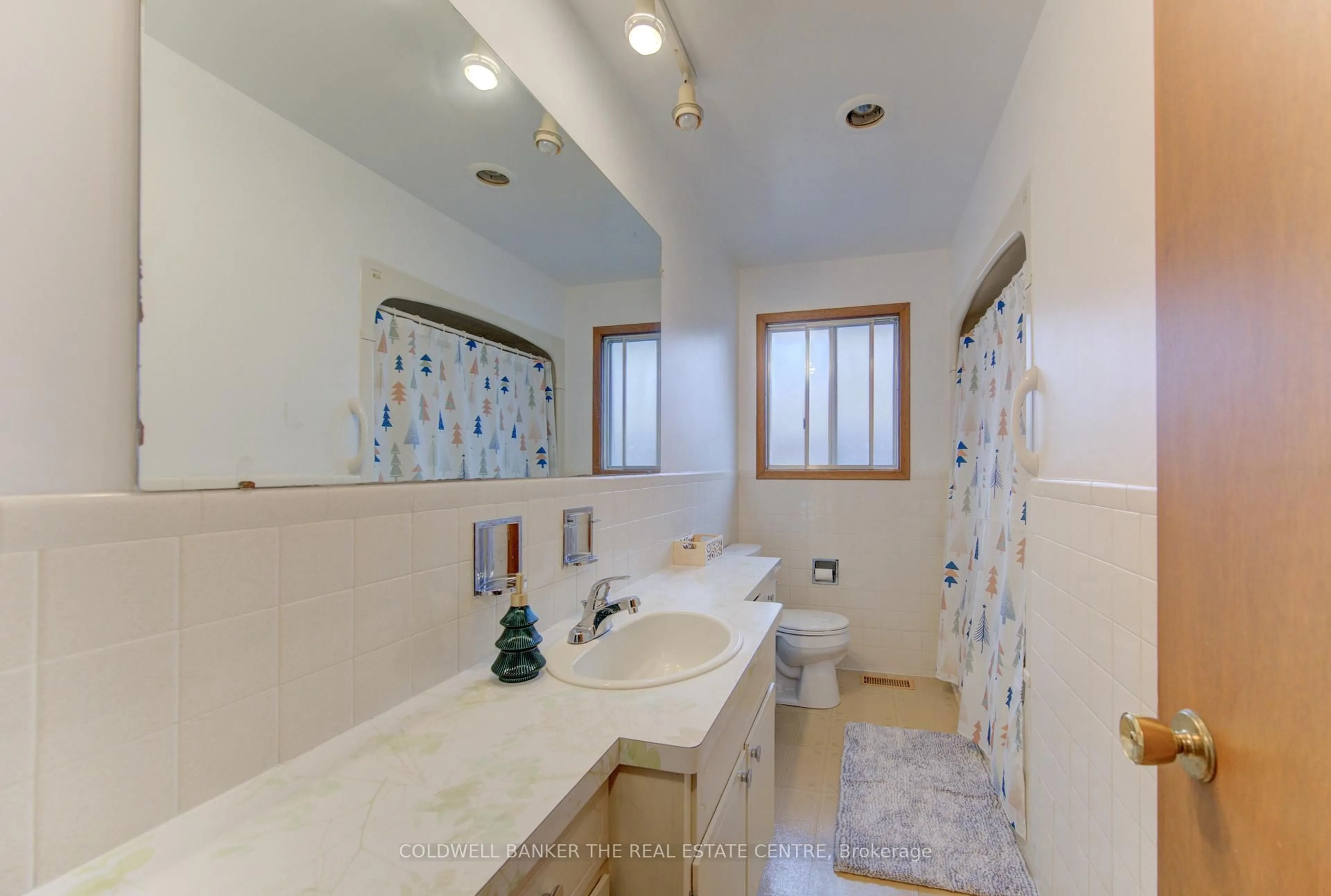 Standard bathroom, ceramic/tile floor for 98 Shea Cres, Kitchener Ontario N2E 1E8