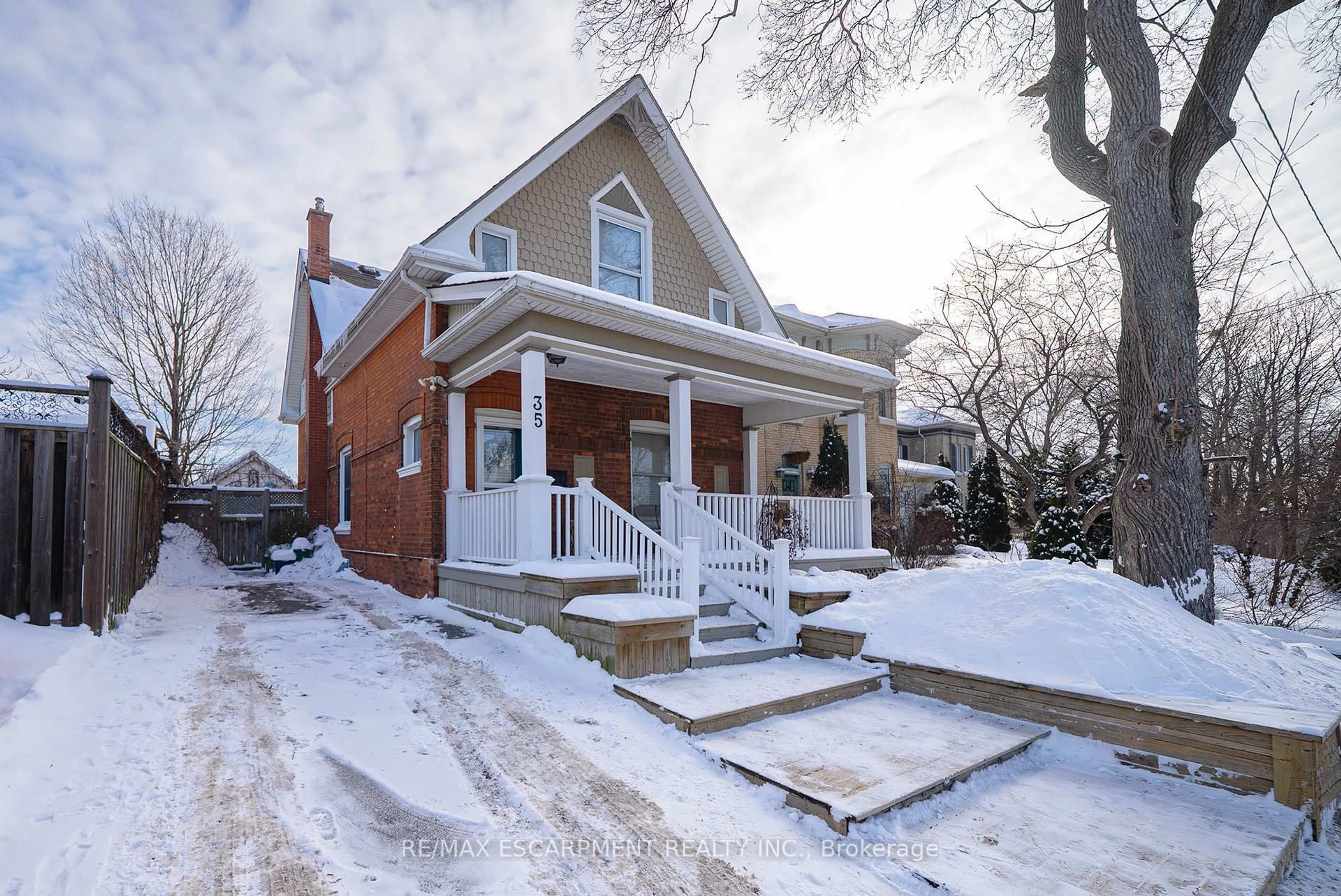 Home with brick exterior material, street for 35 Murray St, Brantford Ontario N3S 5N4