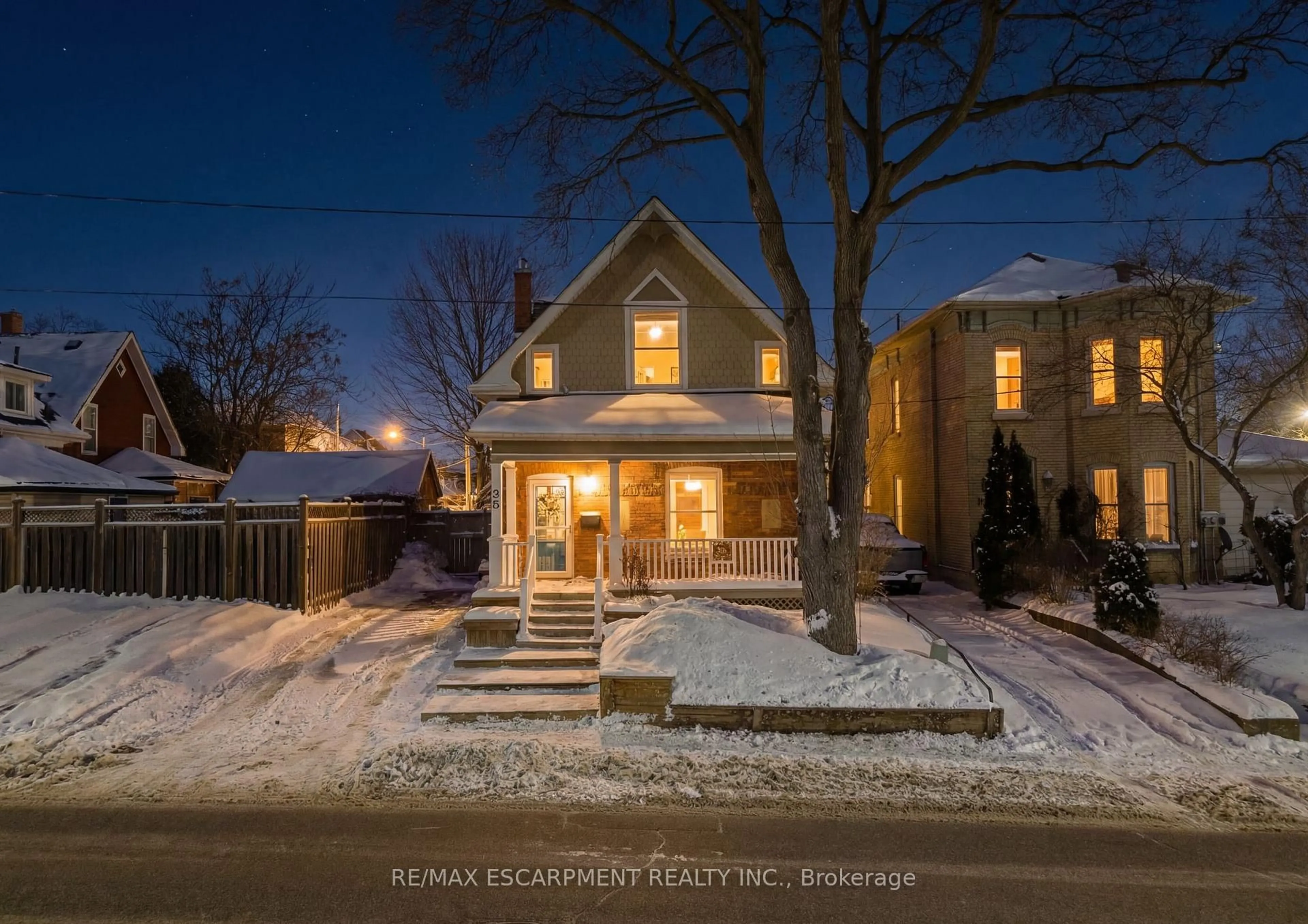 Indoor entryway for 35 Murray St, Brantford Ontario N3S 5N4