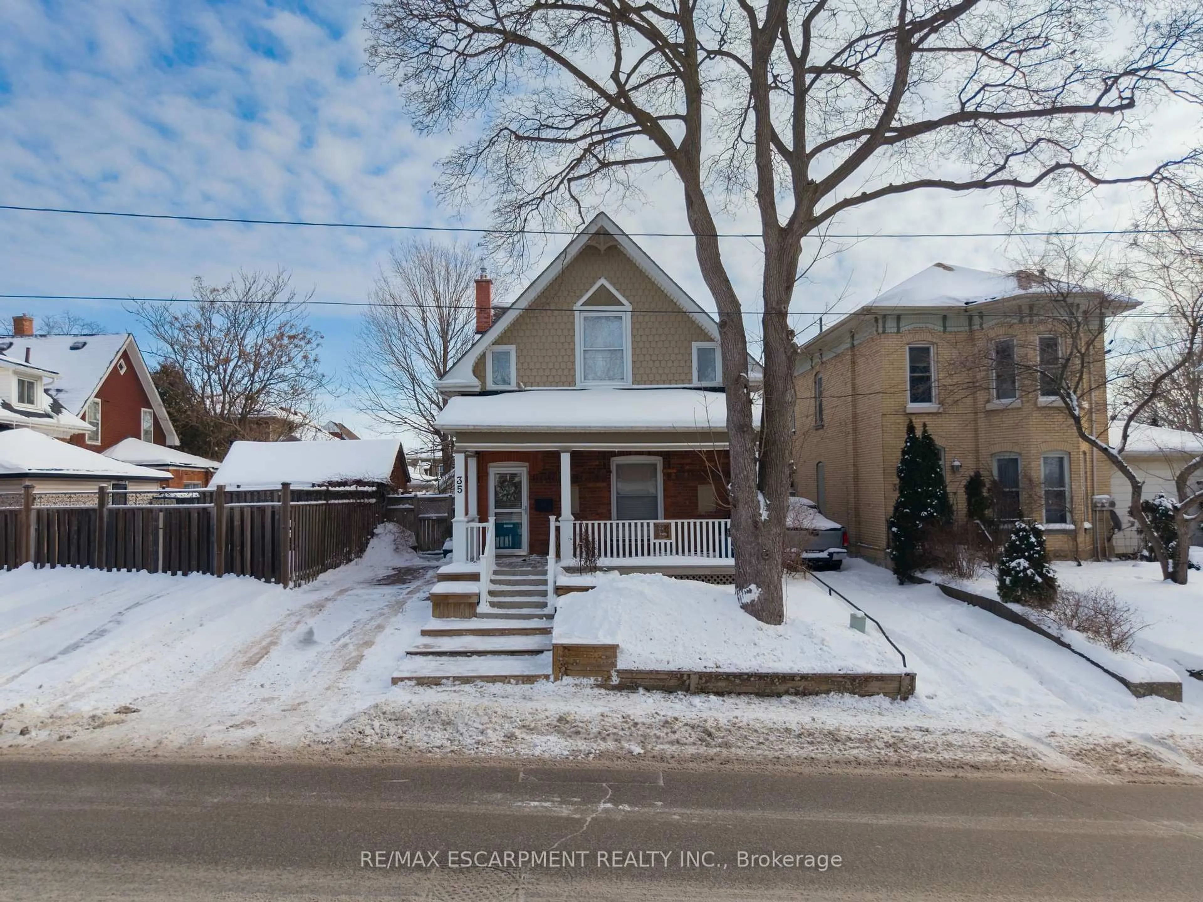 A pic from outside/outdoor area/front of a property/back of a property/a pic from drone, street for 35 Murray St, Brantford Ontario N3S 5N4