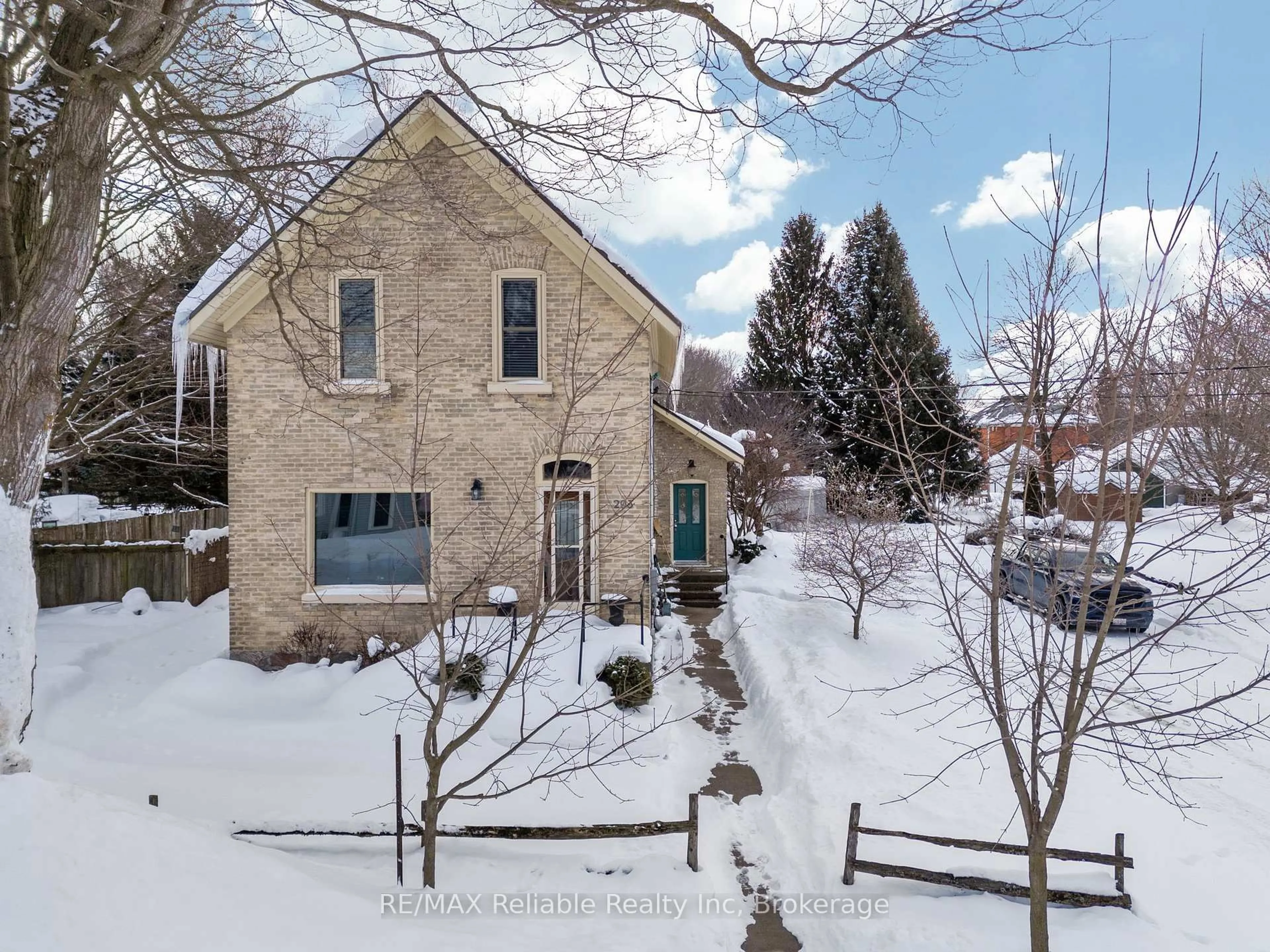 A pic from outside/outdoor area/front of a property/back of a property/a pic from drone, street for 293 Drummond St, North Huron Ontario N0M 1H0