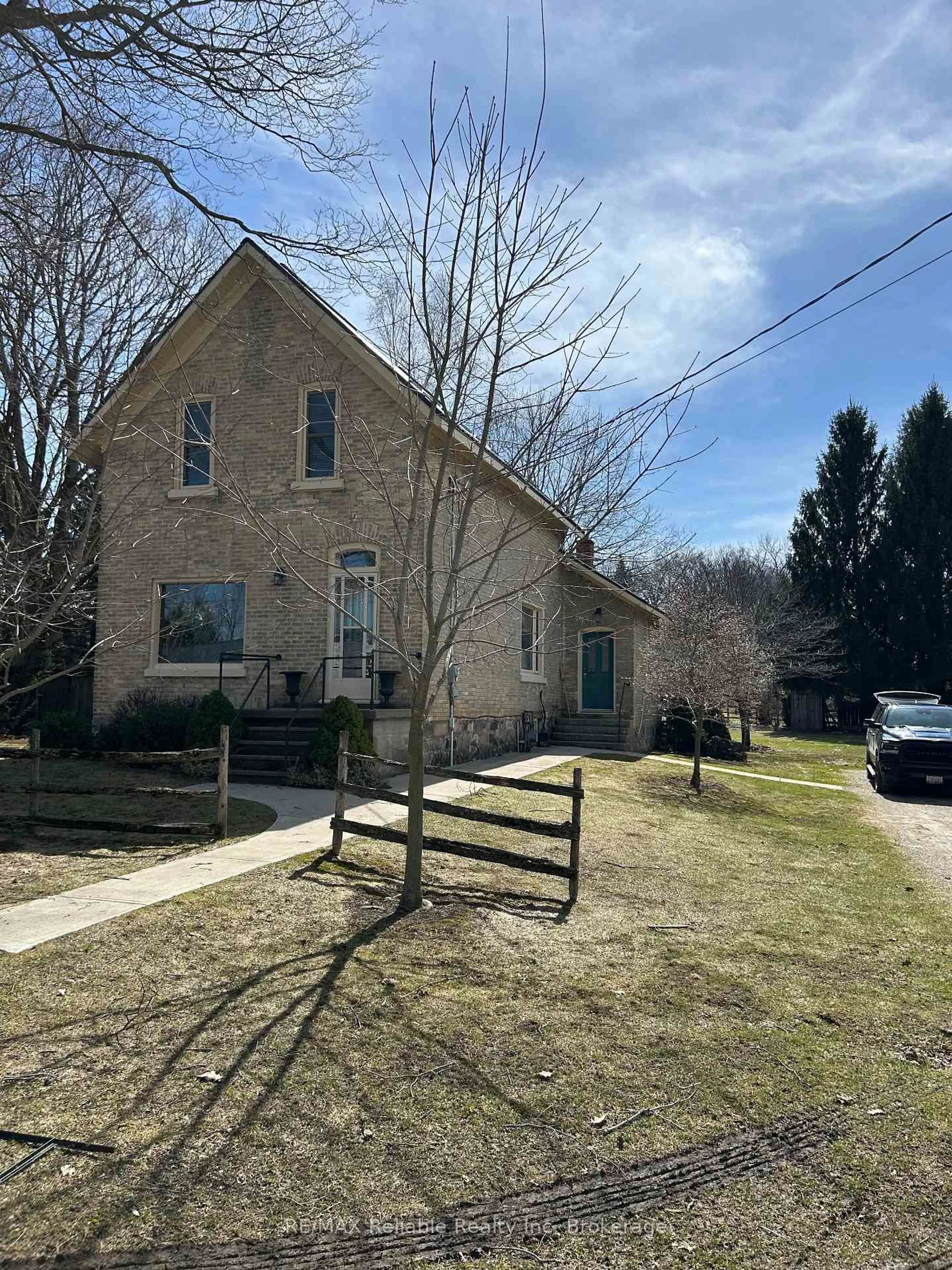 A pic from outside/outdoor area/front of a property/back of a property/a pic from drone, street for 293 Drummond St, North Huron Ontario N0M 1H0