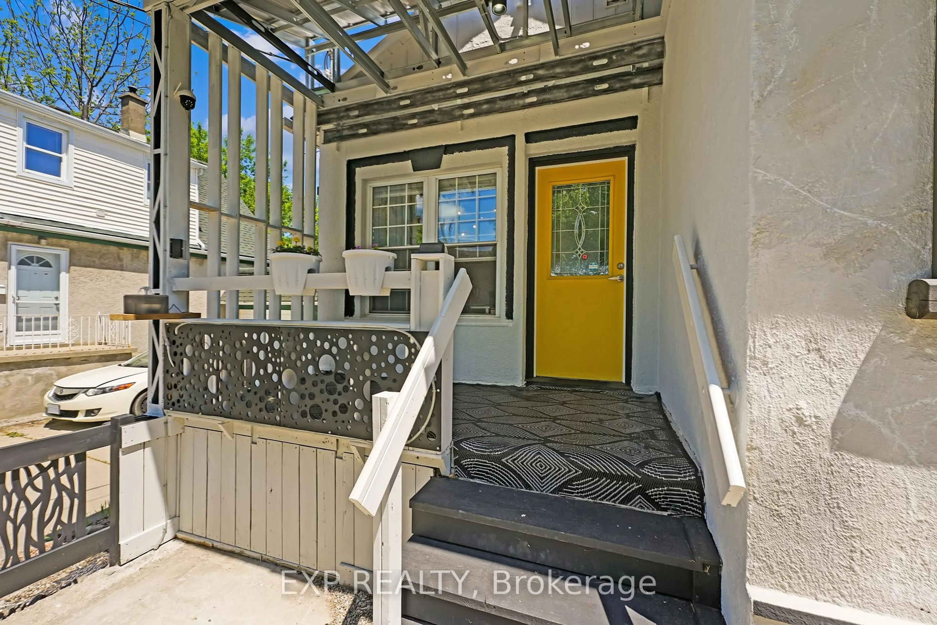 Indoor entryway for 82 Kehl St, Kitchener Ontario N2M 3T9