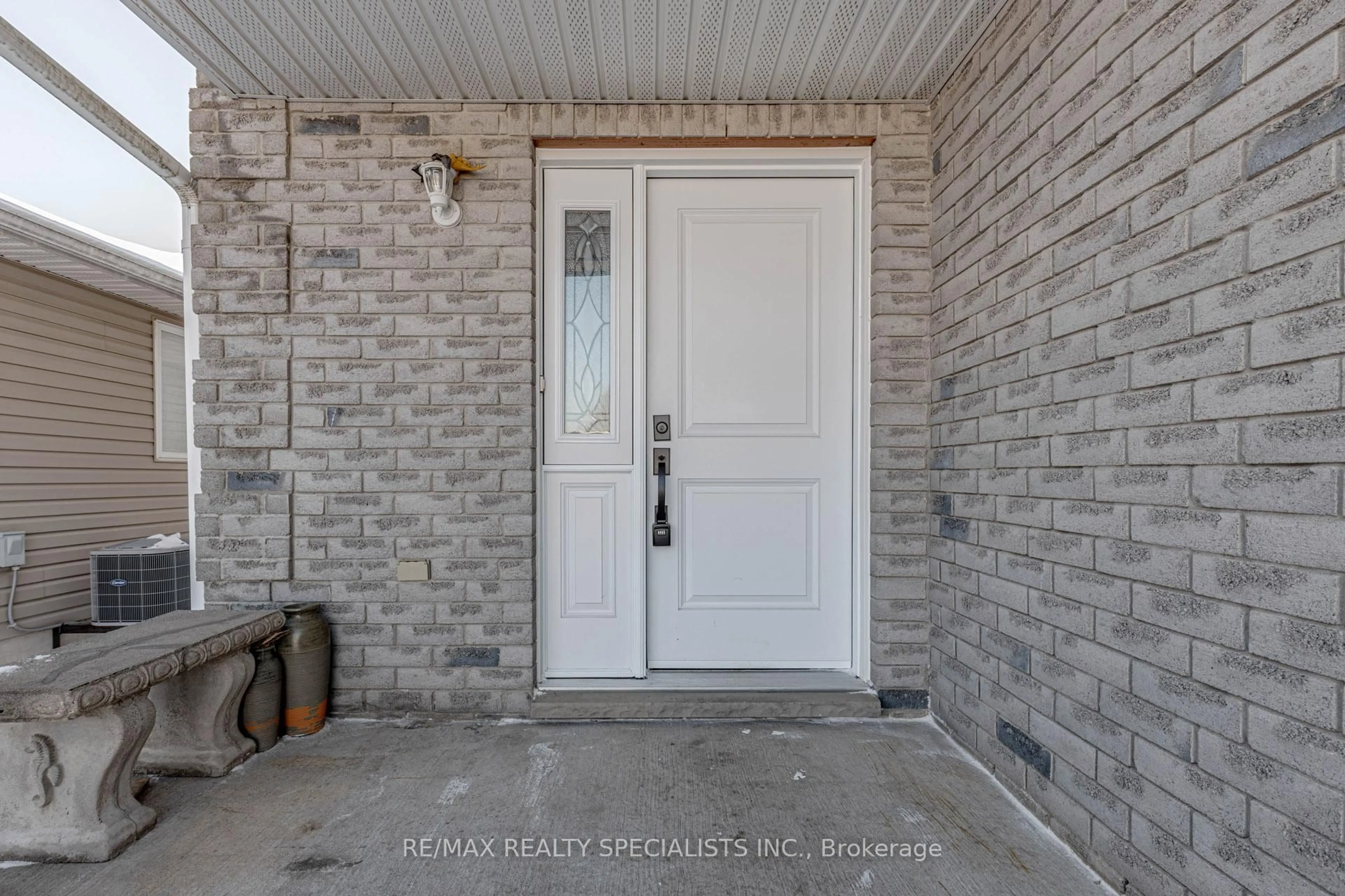 Indoor entryway for 632 Langlaw Dr, Cambridge Ontario N1P 1H4