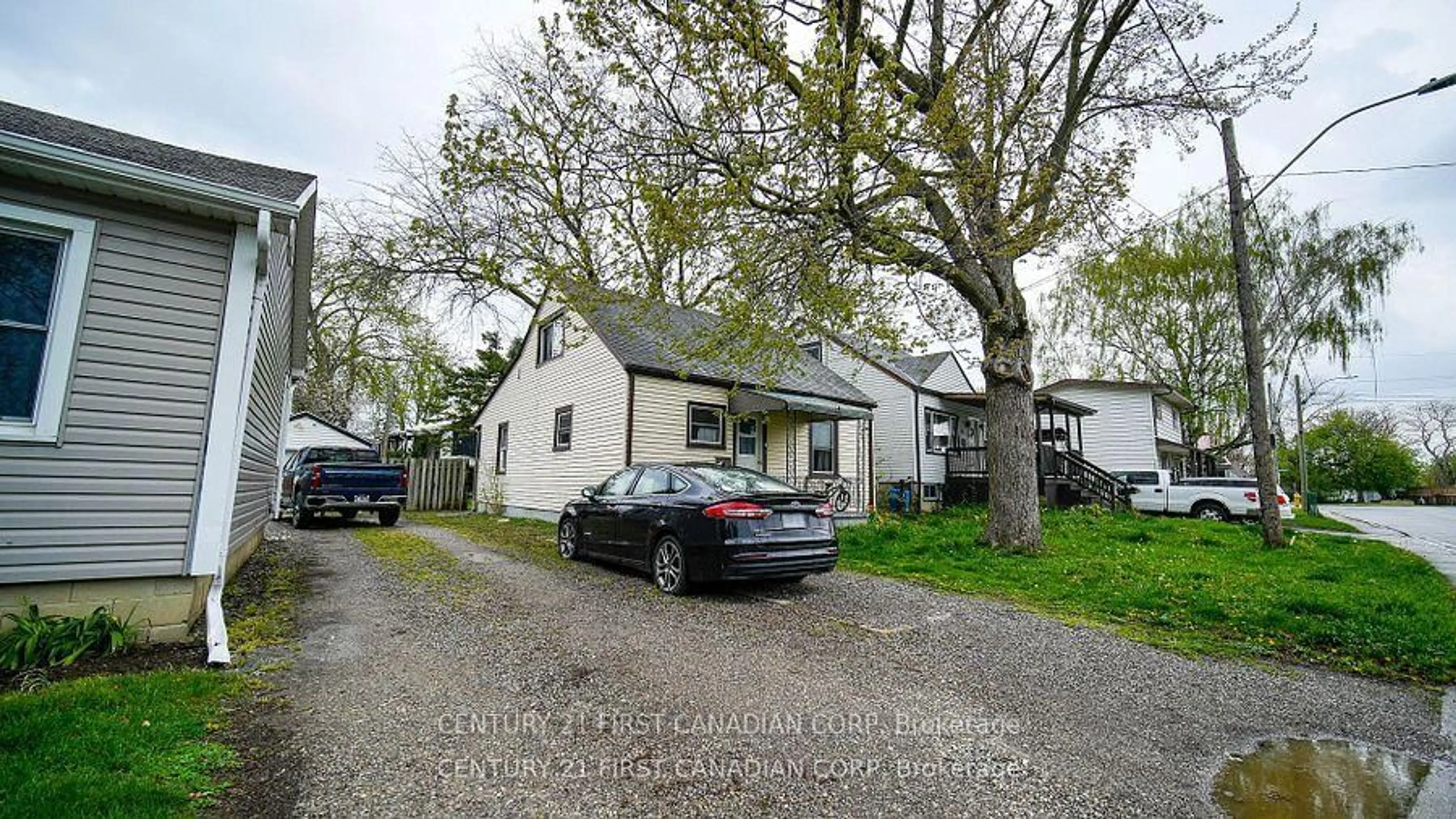 A pic from outside/outdoor area/front of a property/back of a property/a pic from drone, street for 19 Montgomery Dr, Chatham-Kent Ontario N8A 1P2