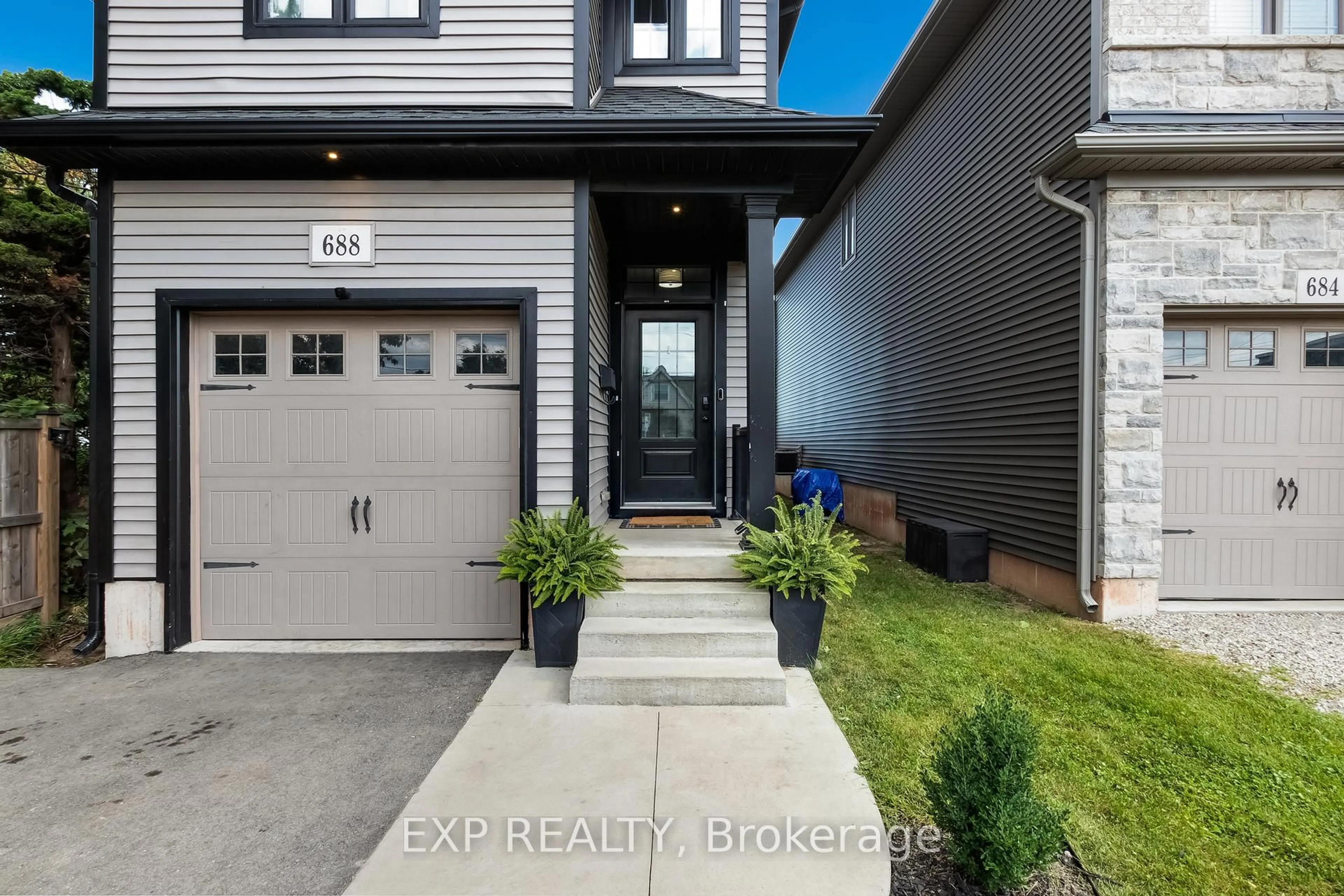 Indoor entryway for 688 Dunn Ave, Hamilton Ontario L8H 6M6