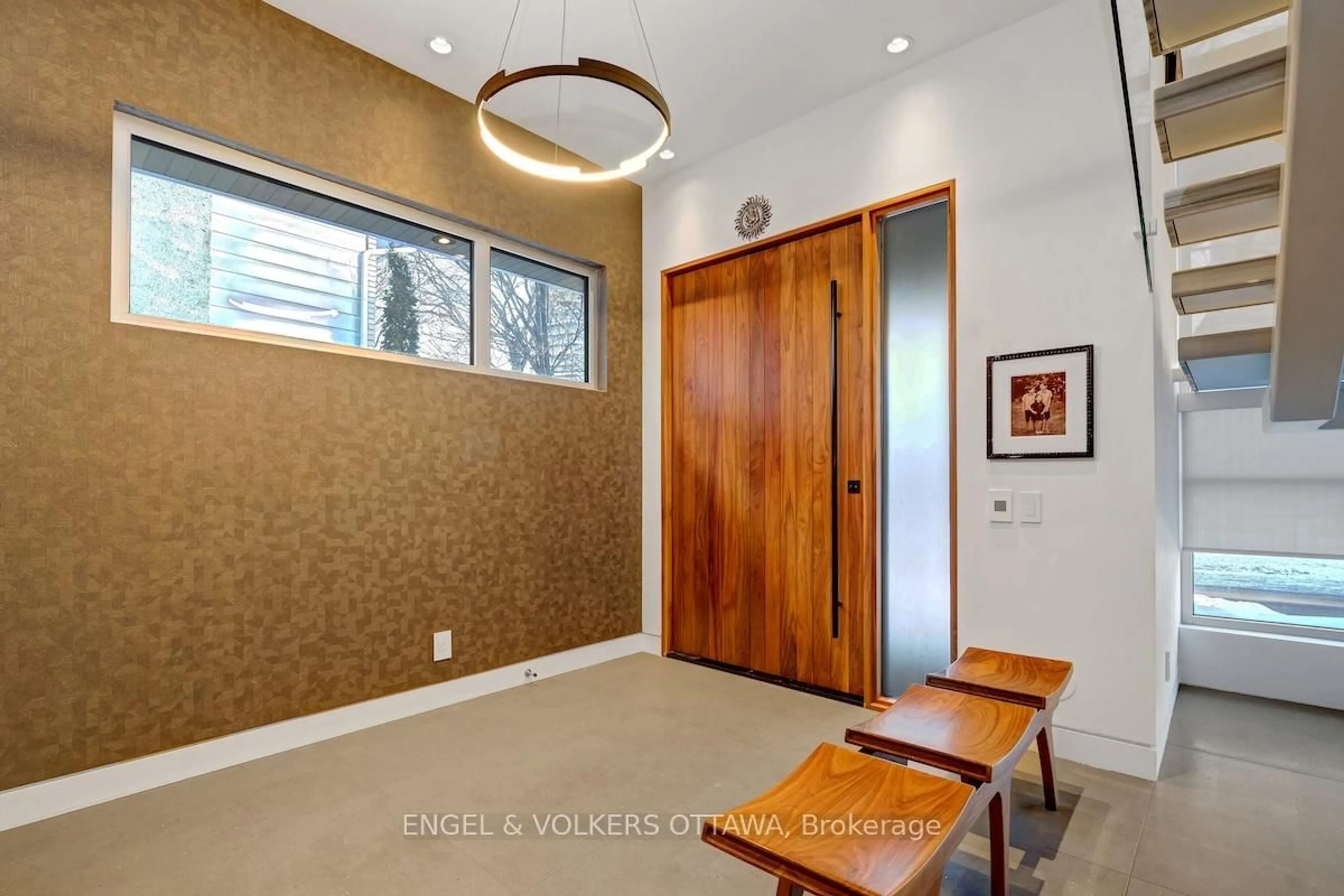 Indoor entryway for 608 Byron Ave, Ottawa Ontario K2A 0E5