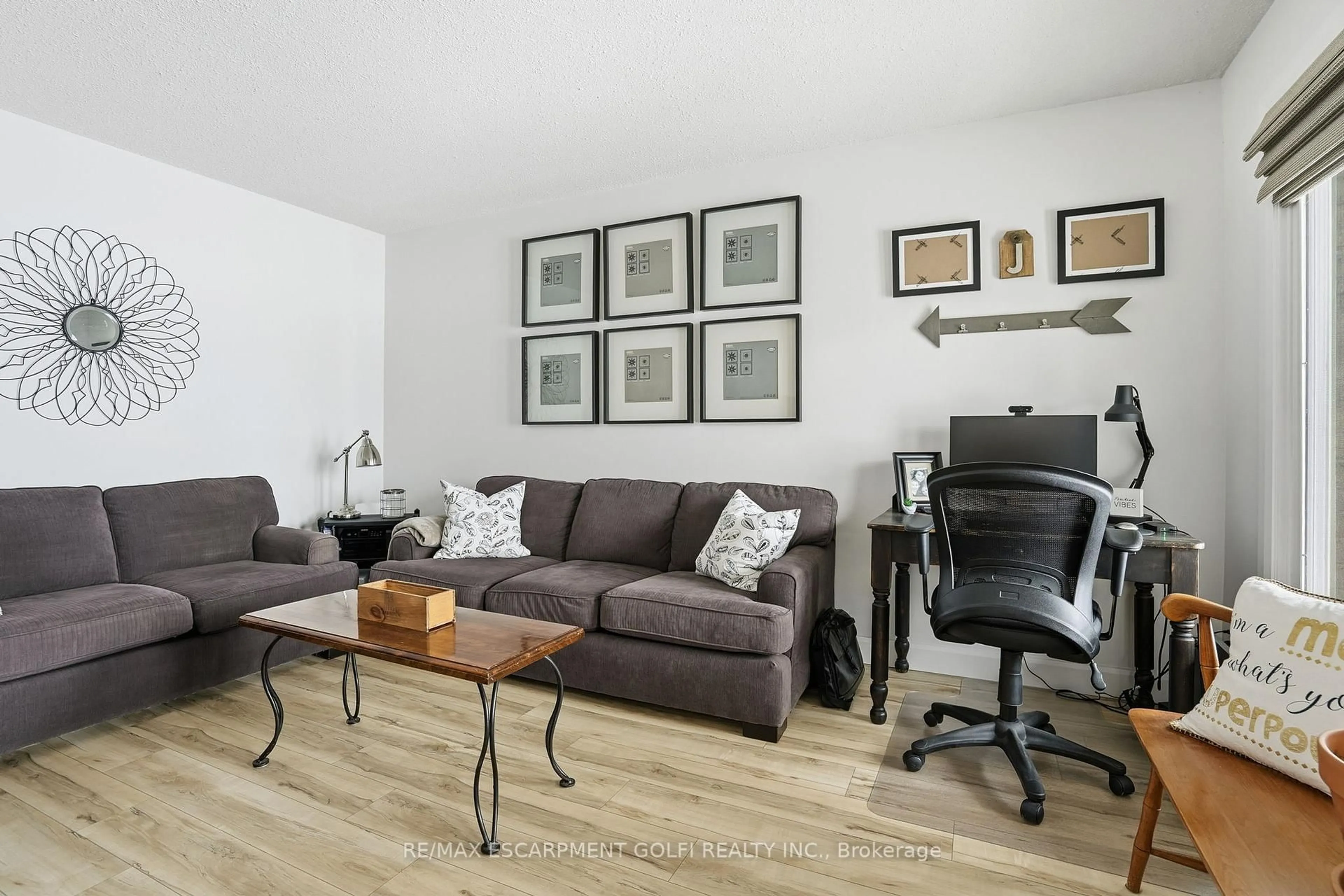 Living room with furniture, wood/laminate floor for 83 Briarsdale Cres, Welland Ontario L3C 6S8