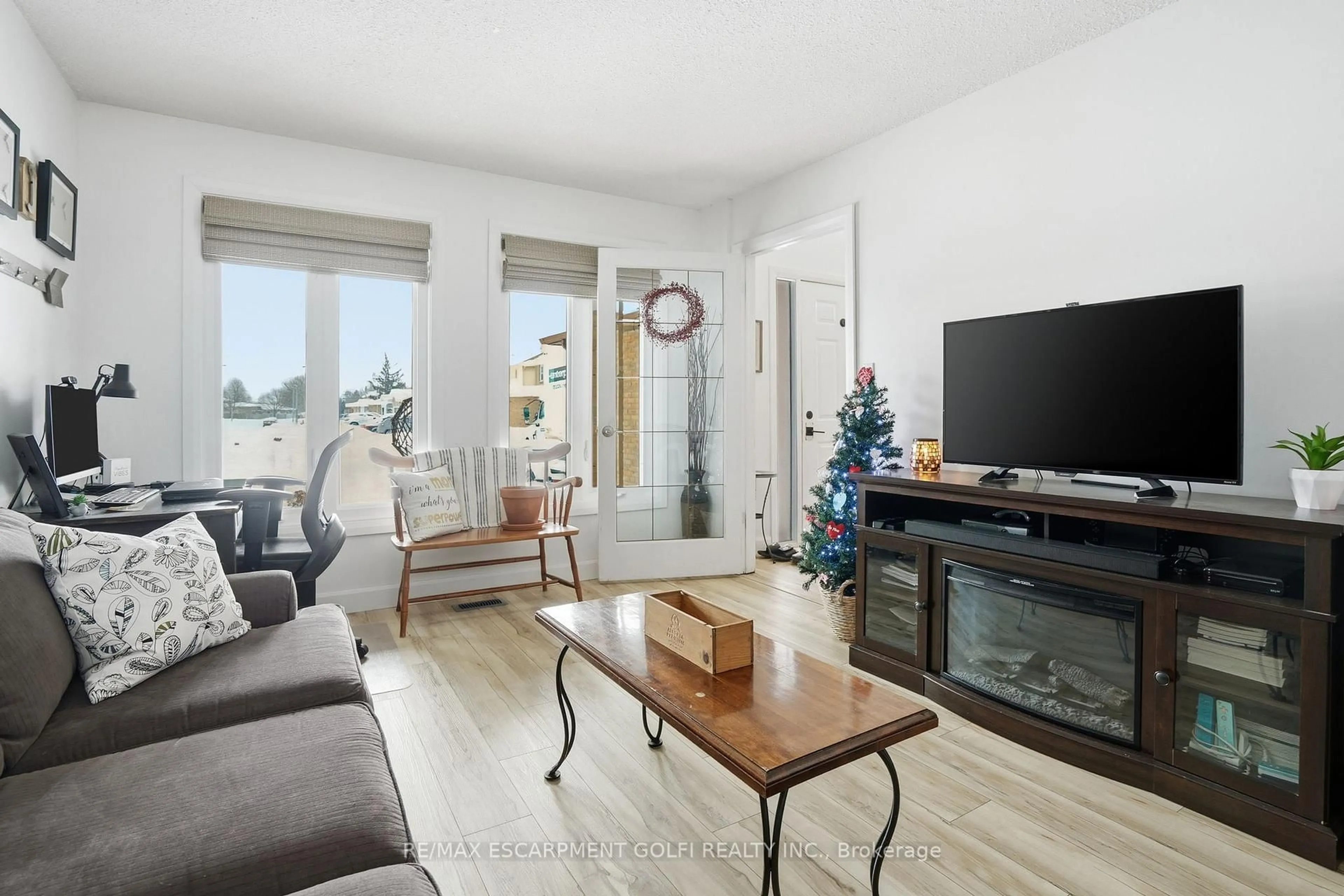 Living room with furniture, wood/laminate floor for 83 Briarsdale Cres, Welland Ontario L3C 6S8