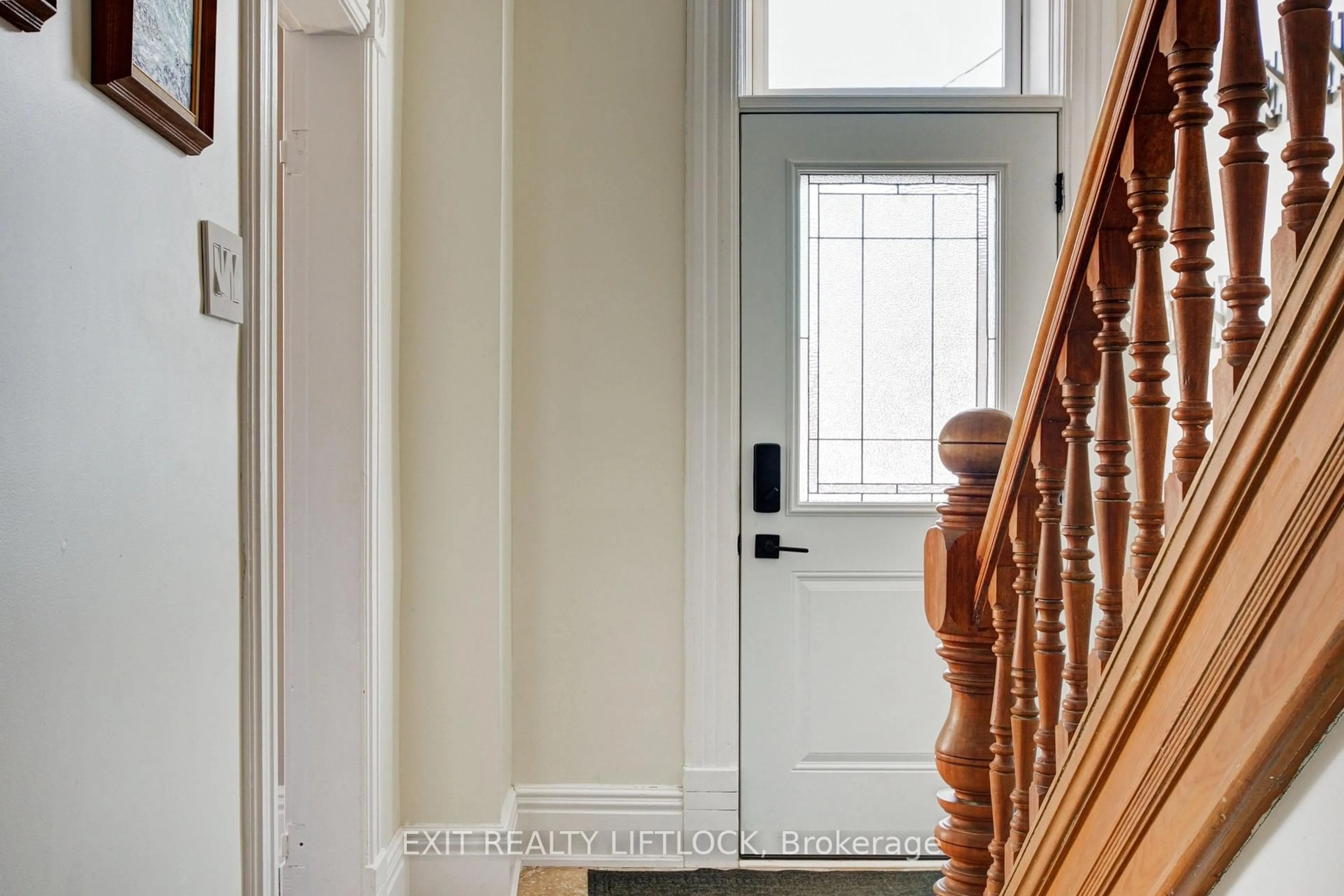 Indoor entryway for 558 Chamberlain St, Peterborough Ontario K9J 4L5