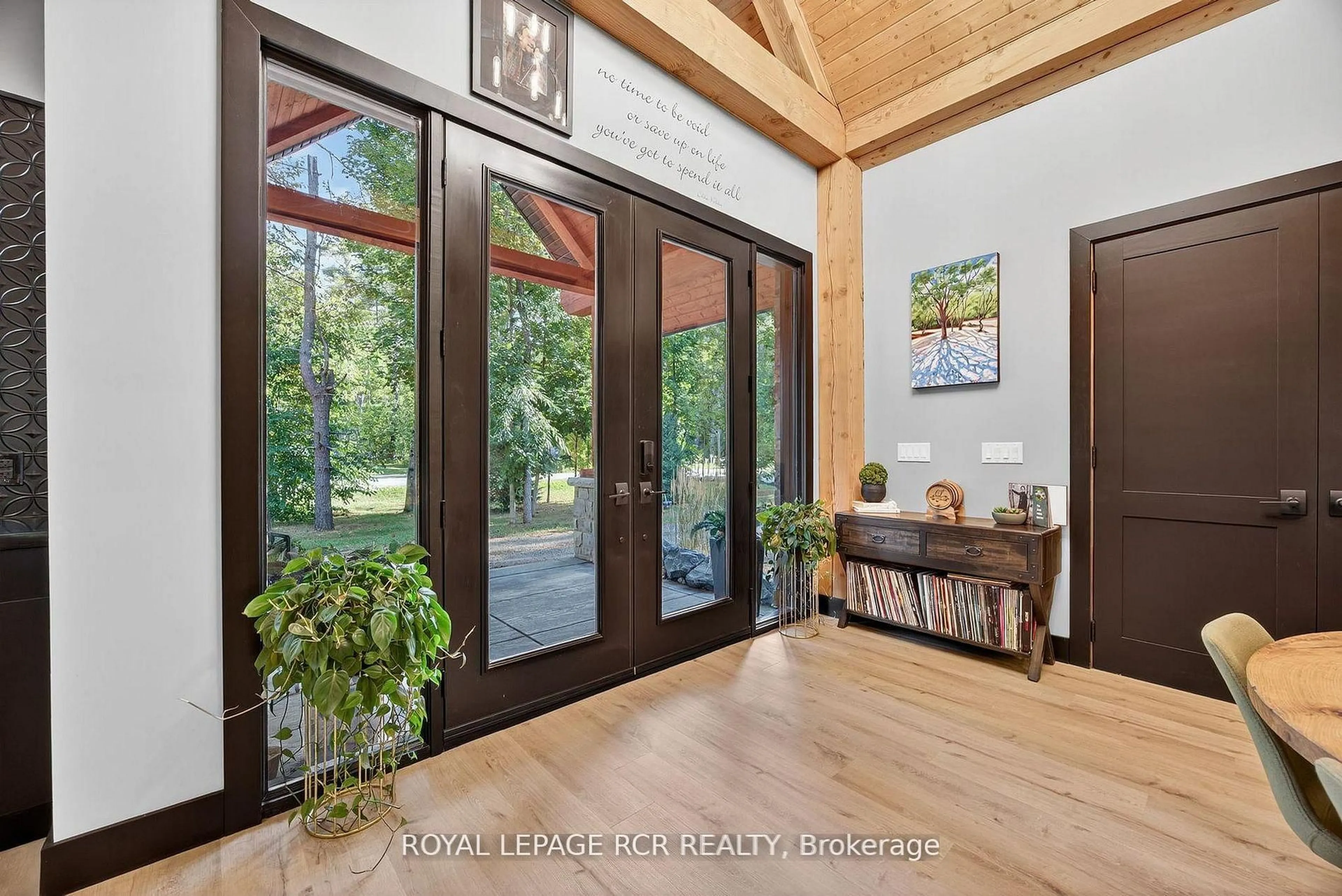 Indoor entryway for 1031 Xavier St, Gravenhurst Ontario P0E 1G0