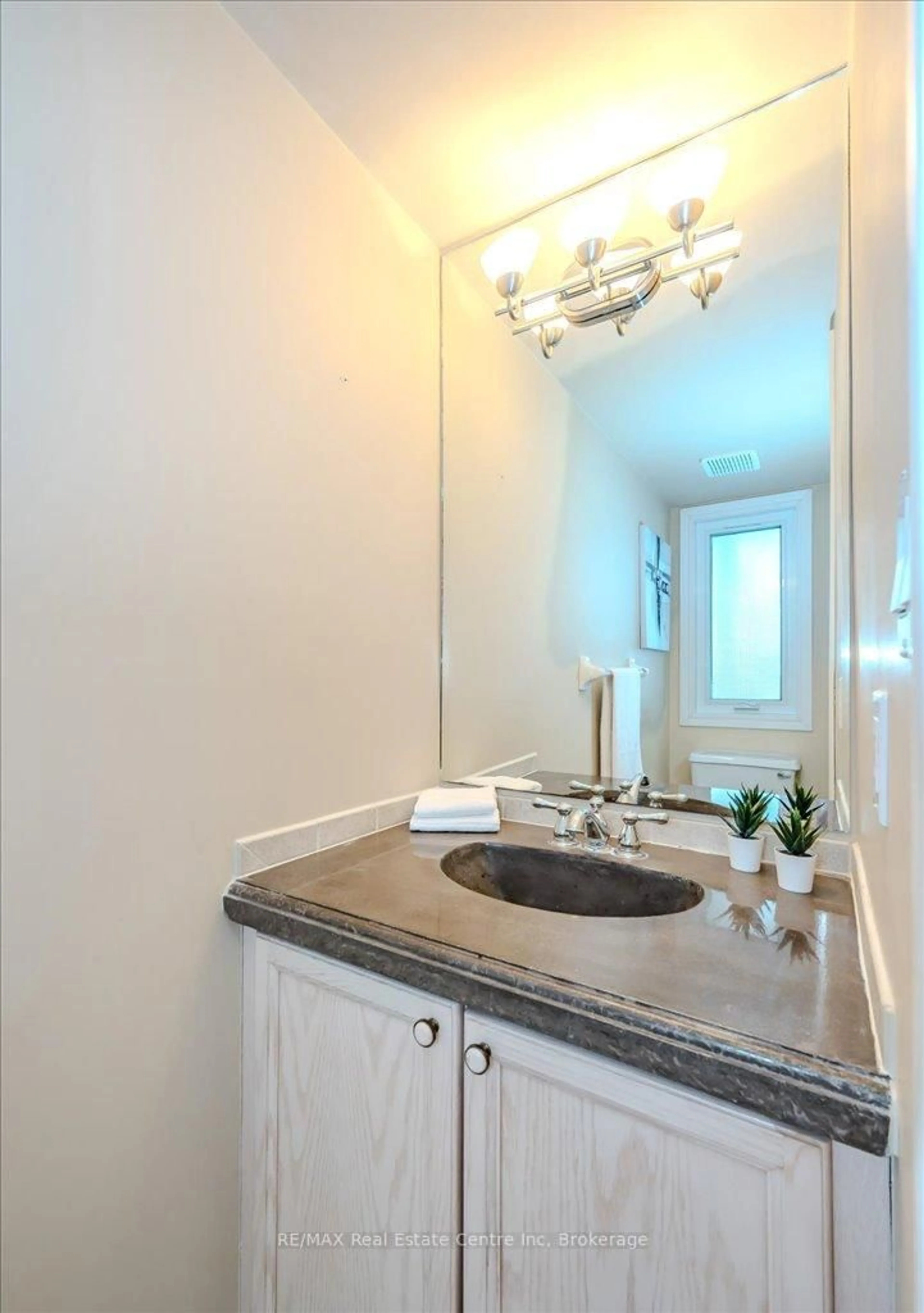 Standard bathroom, ceramic/tile floor for 302 College Ave #4, Guelph Ontario N1G 4T6