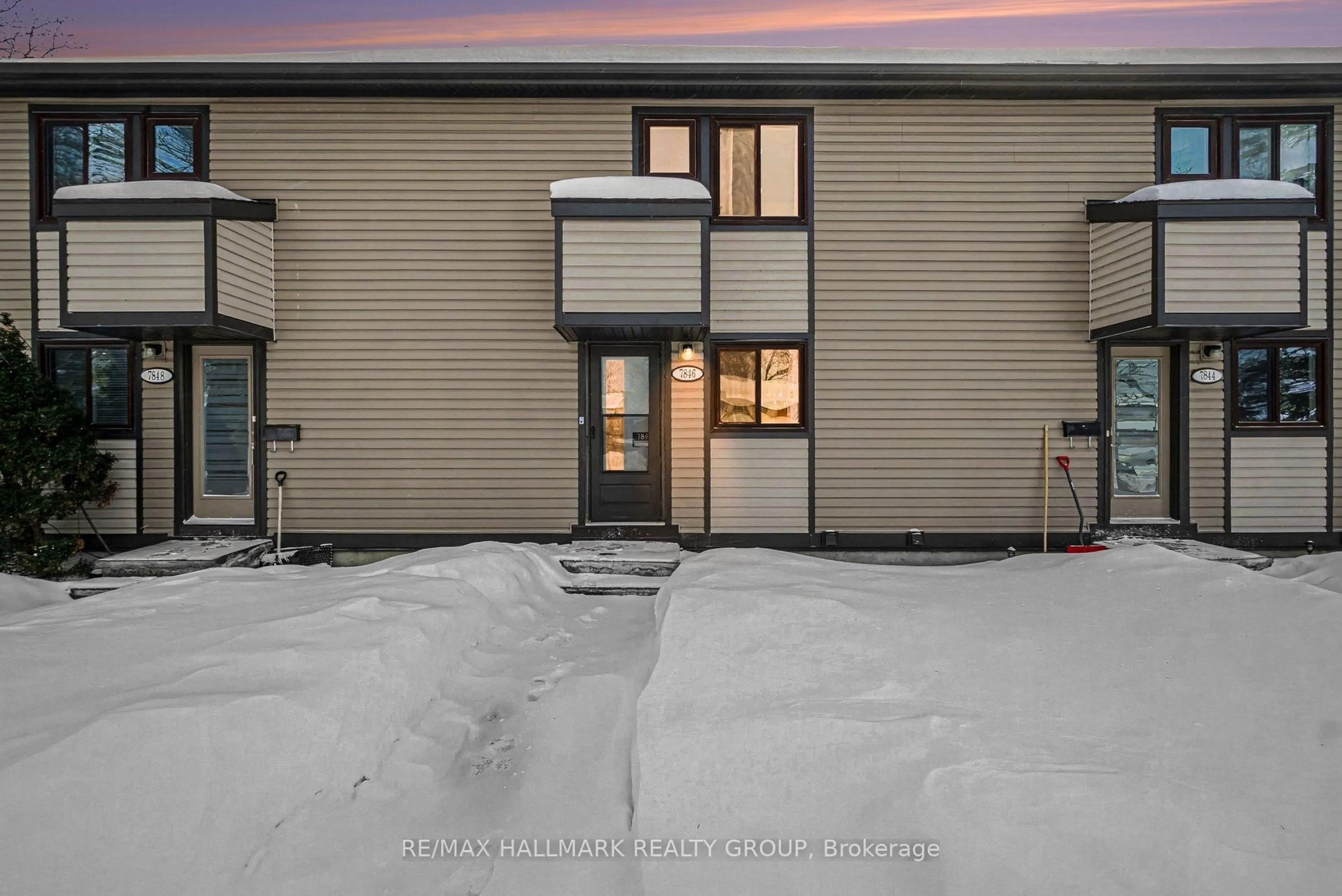 A pic from outside/outdoor area/front of a property/back of a property/a pic from drone, unknown for 7846 Jeanne D'arc Blvd #55, Ottawa Ontario K1C 2E9