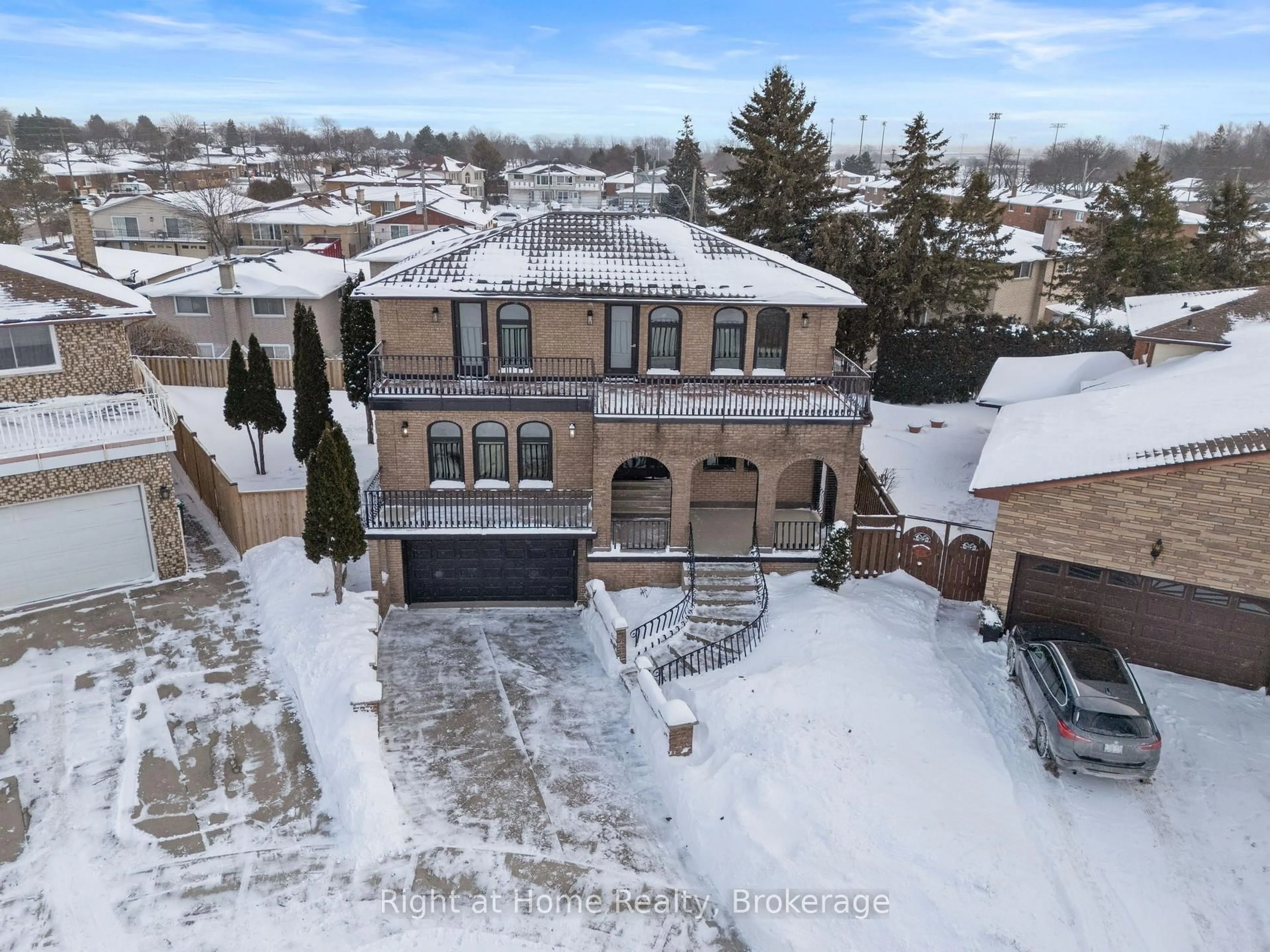 A pic from outside/outdoor area/front of a property/back of a property/a pic from drone, street for 16 Bosna Crt, Hamilton Ontario L8T 4T6
