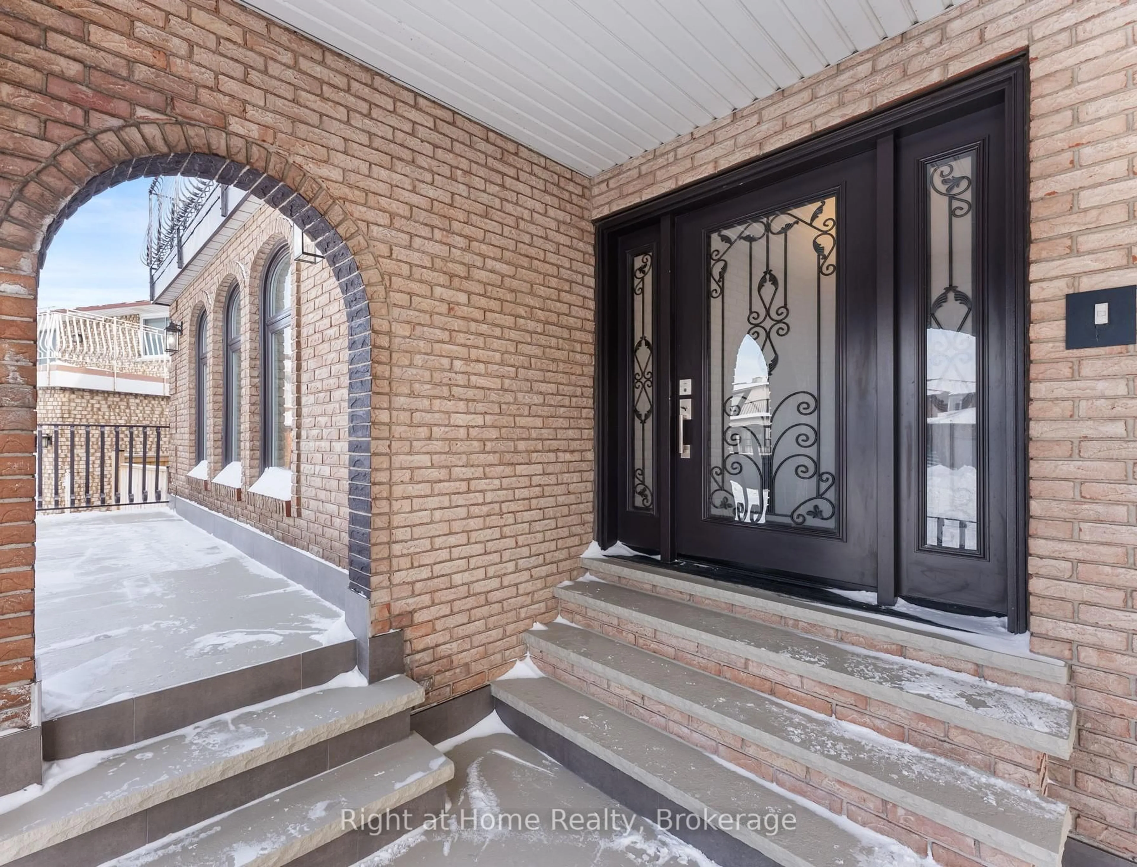 Indoor entryway for 16 Bosna Crt, Hamilton Ontario L8T 4T6
