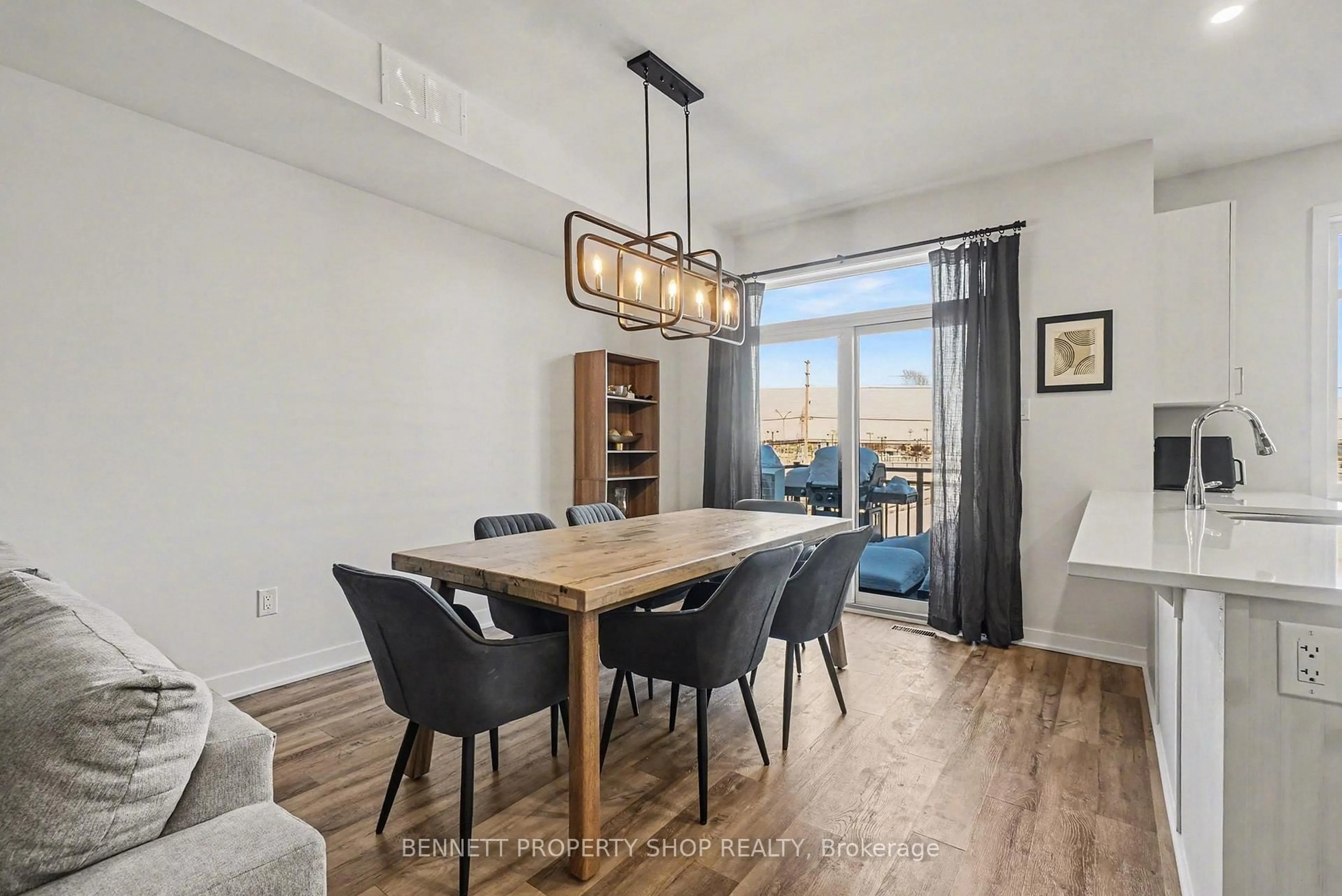 Dining room, wood/laminate floor for 539 Lourmarin Private, Ottawa Ontario K4A 5M2
