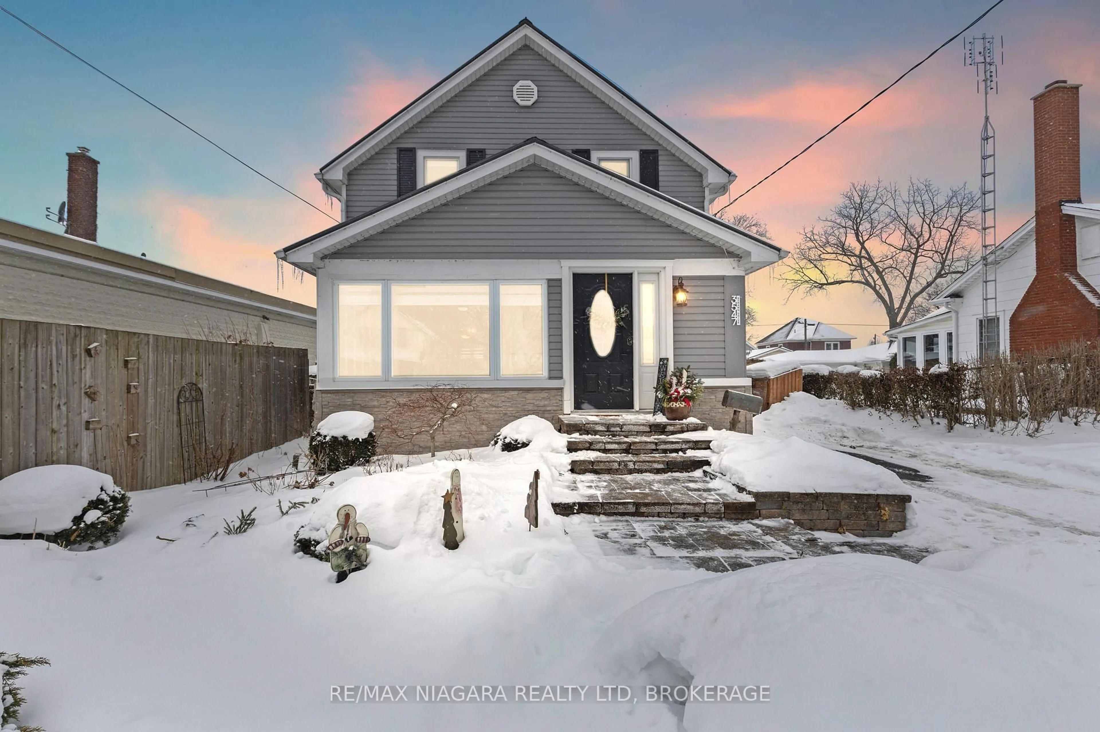 A pic from outside/outdoor area/front of a property/back of a property/a pic from drone, street for 3547 Strang Dr, Niagara Falls Ontario L2G 6K5