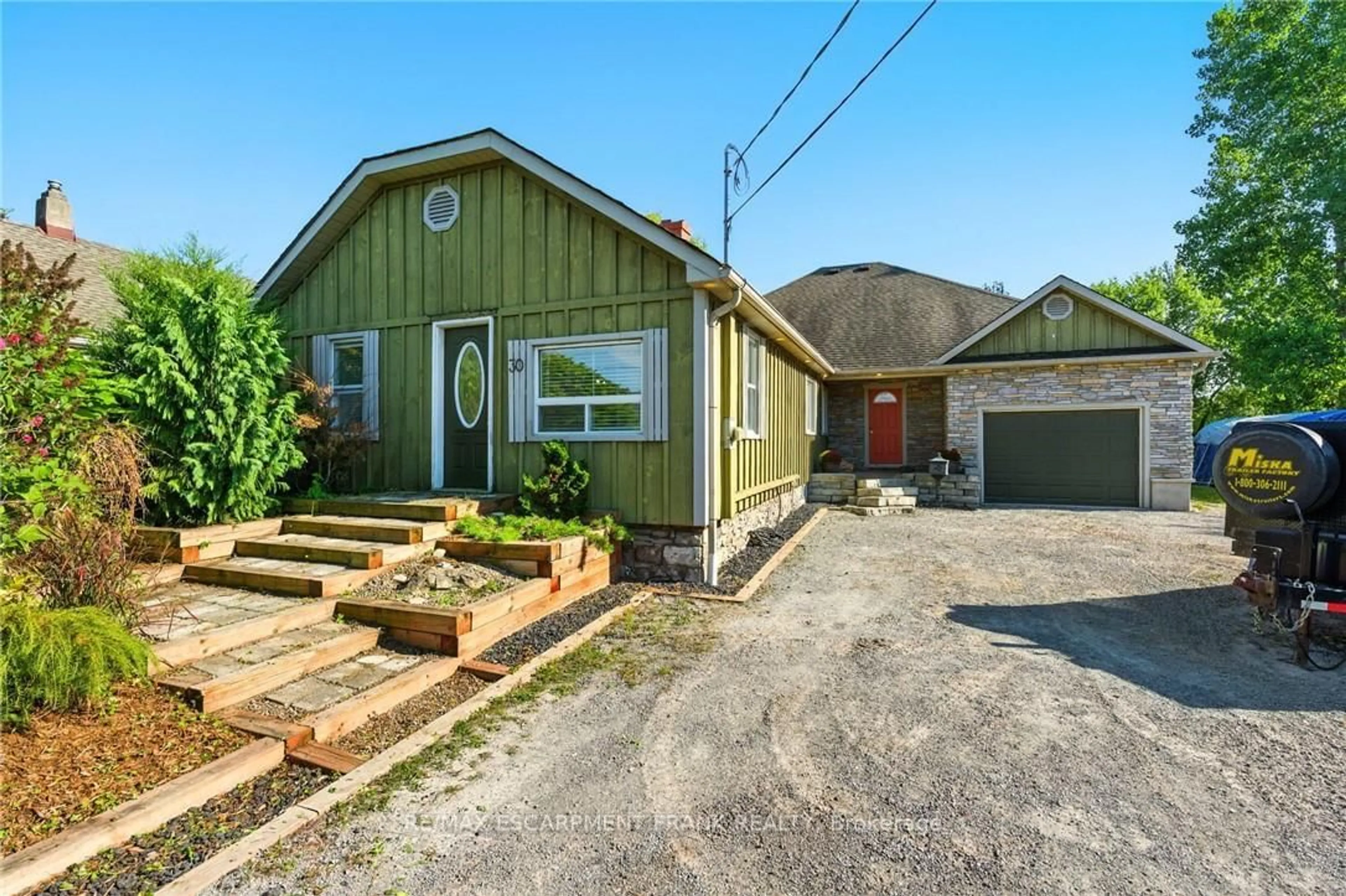 A pic from outside/outdoor area/front of a property/back of a property/a pic from drone, street for 30 Cecil St, St. Catharines Ontario L2N 4B2