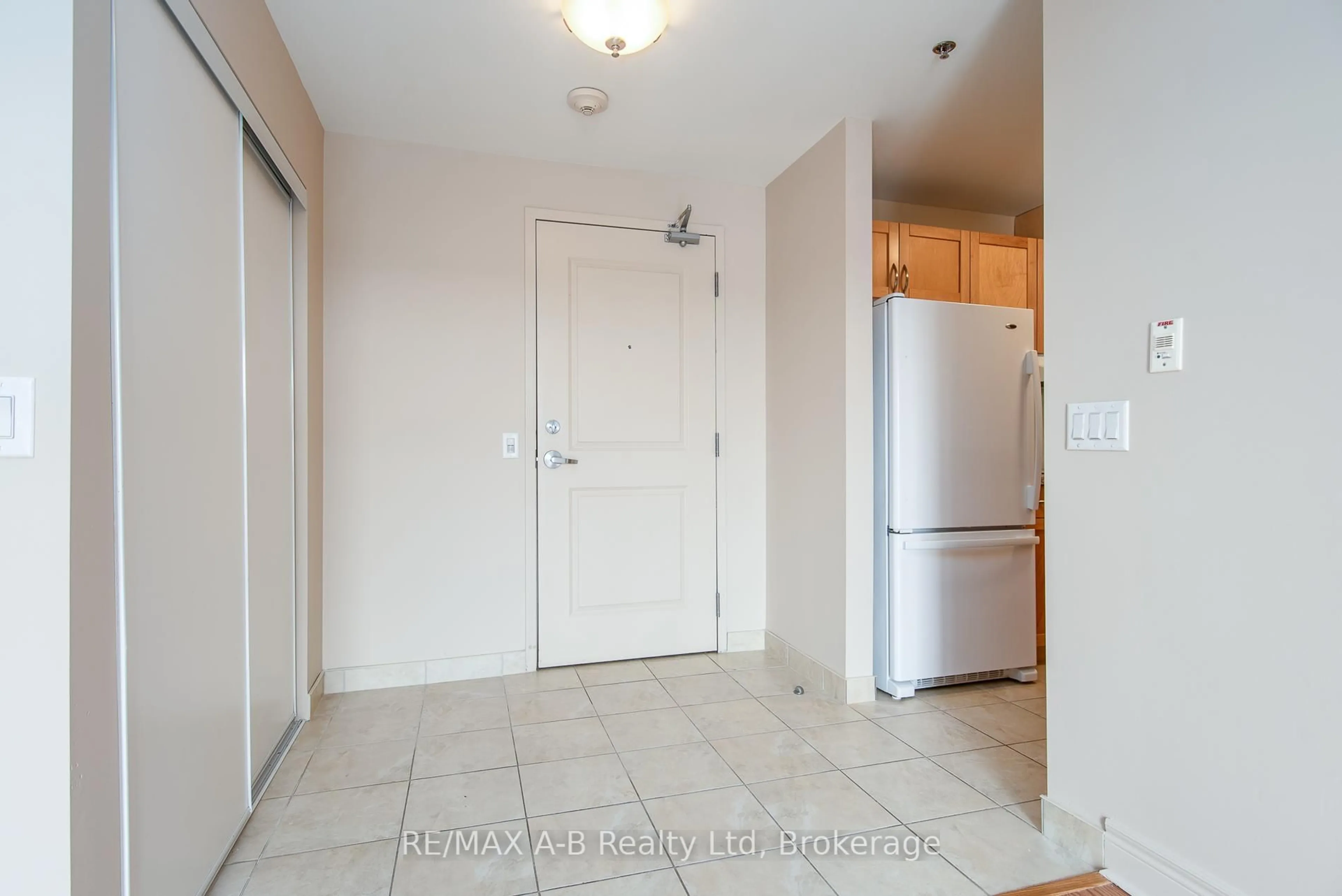 Indoor entryway for 200 MCCARTHY Rd ##432, Stratford Ontario N5A 0B6