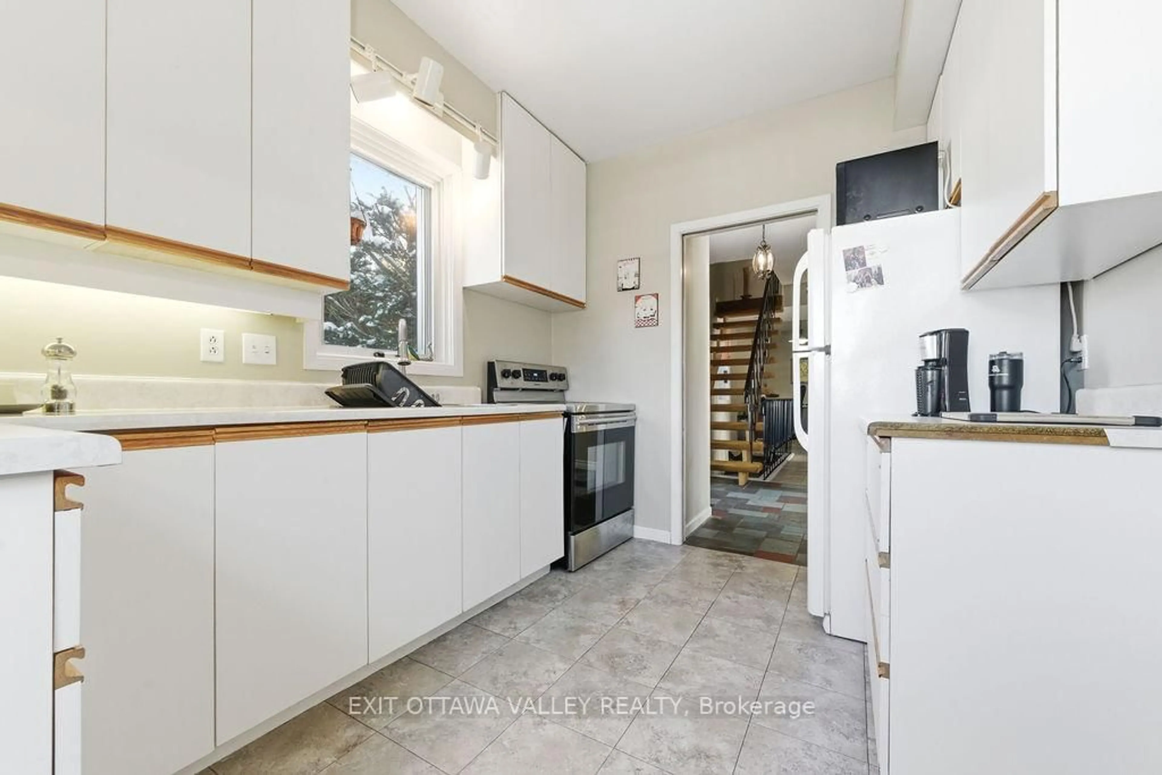 Standard kitchen, ceramic/tile floor for 504 Estelle St, Pembroke Ontario K8A 3G8