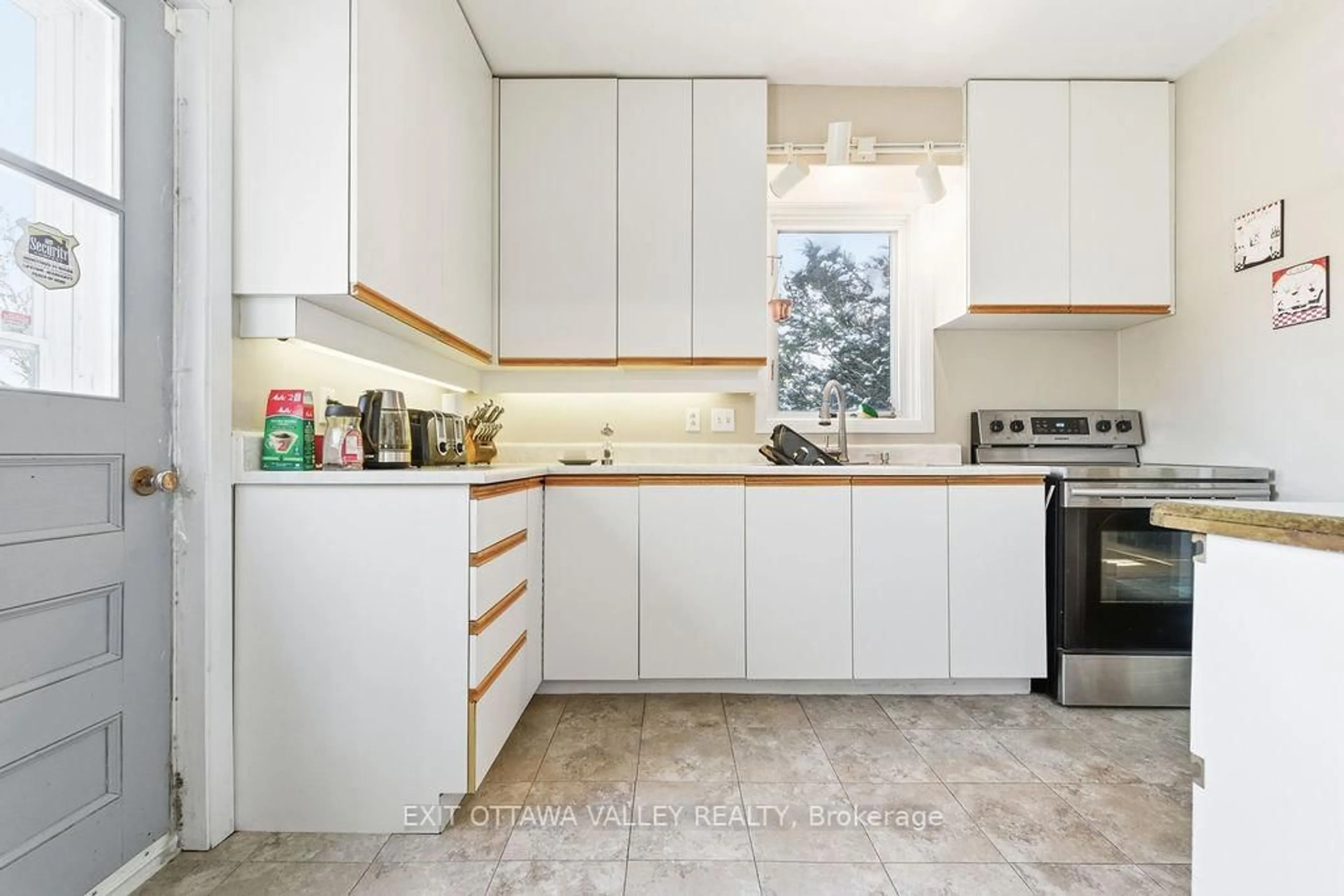 Standard kitchen, ceramic/tile floor for 504 Estelle St, Pembroke Ontario K8A 3G8