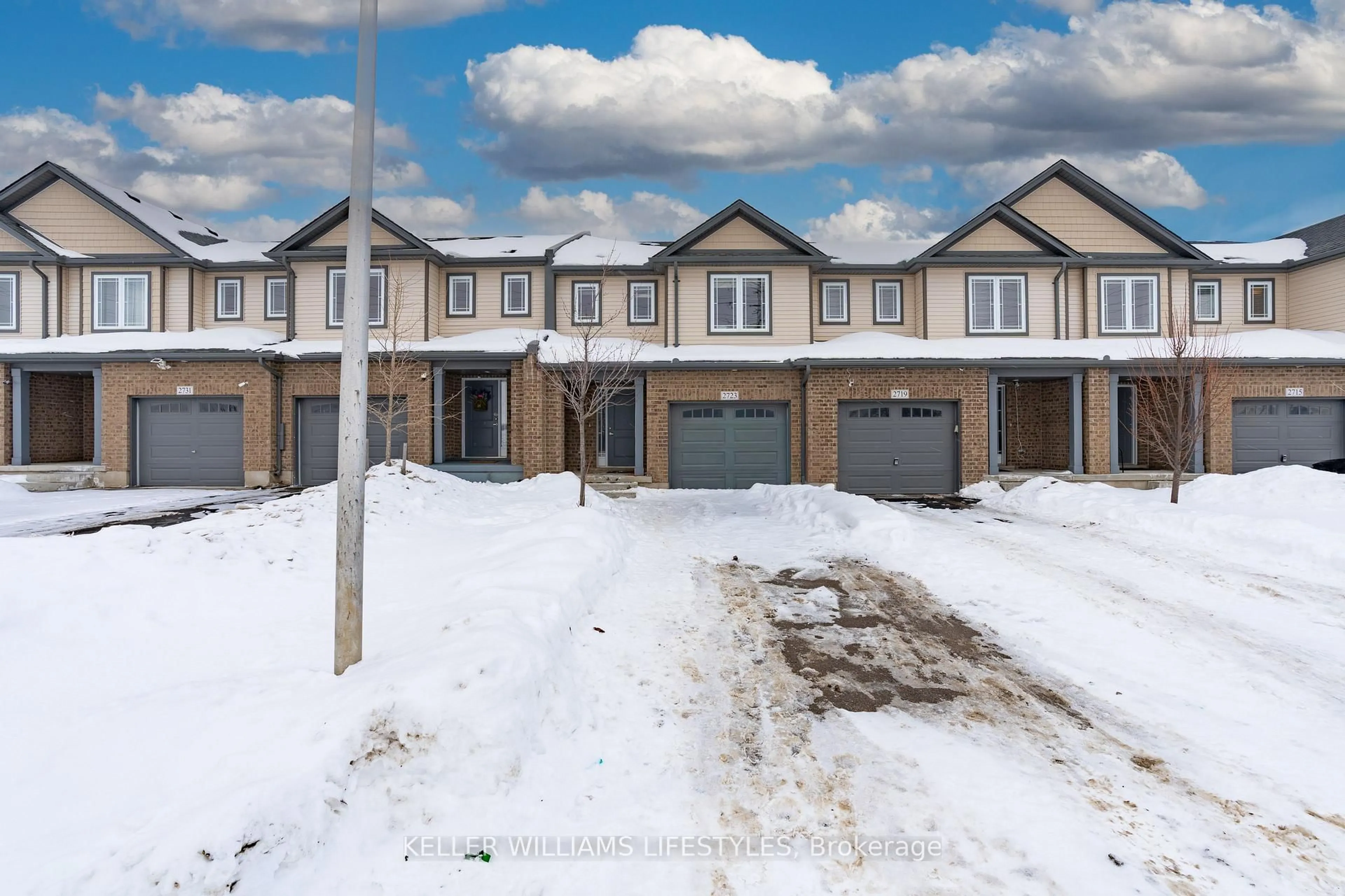 A pic from outside/outdoor area/front of a property/back of a property/a pic from drone, street for 2723 Asima Dr, London South Ontario N6M 0E9