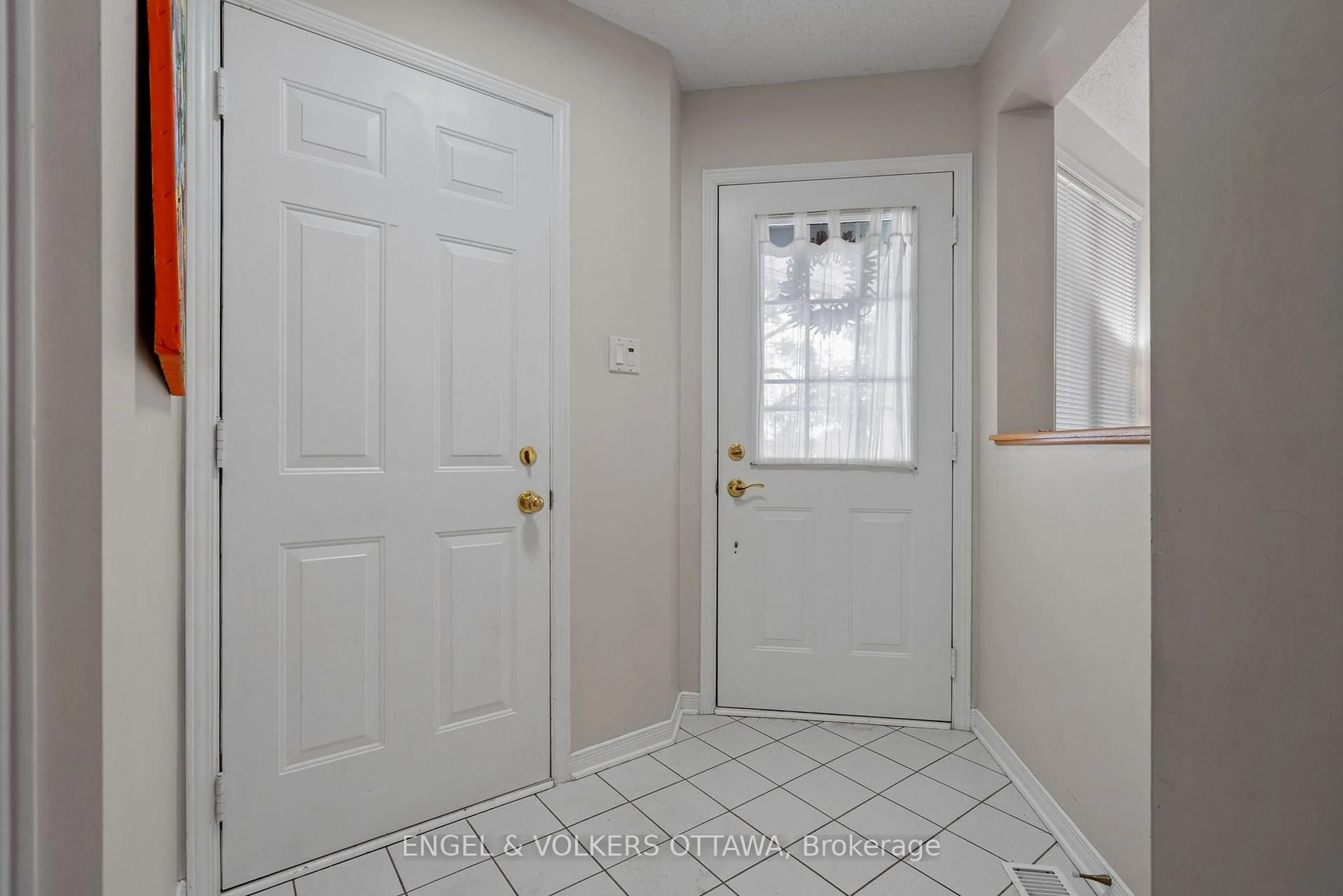 Indoor entryway for 126 Whalings Circ, Stittsville Ontario K2S 1S4