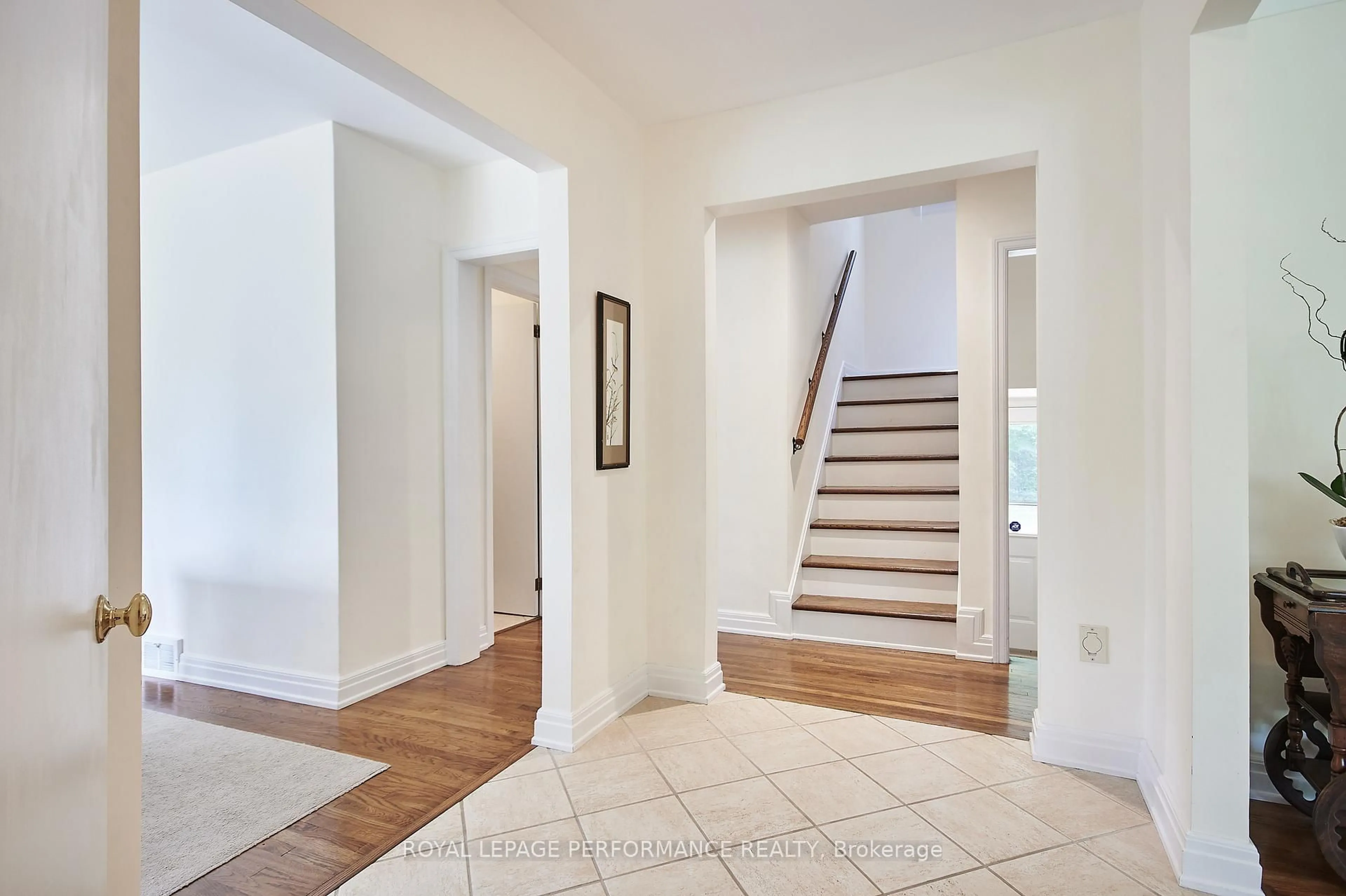 Indoor entryway for 364 Cunningham Ave, Ottawa Ontario K1H 6B4