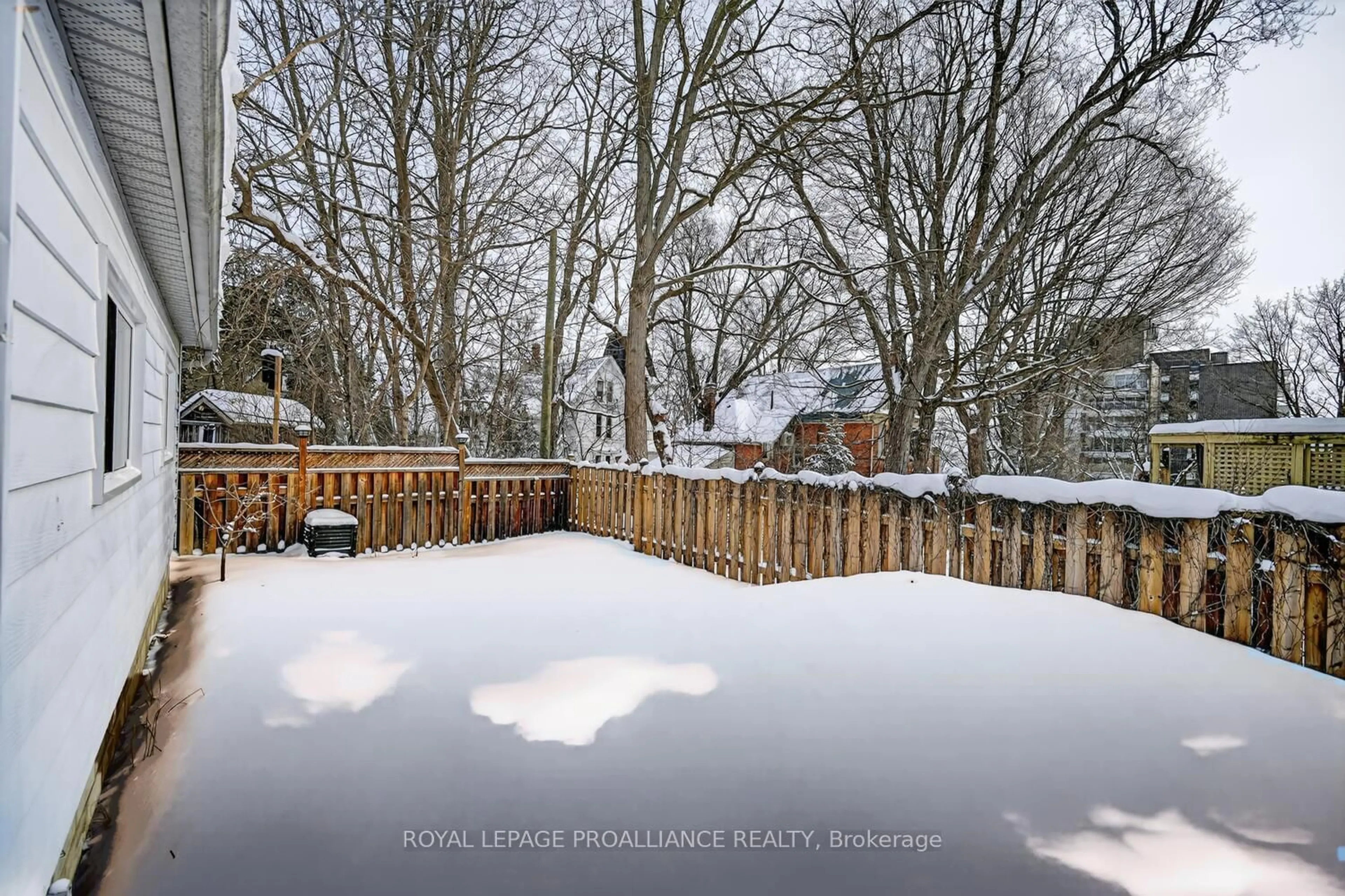 A pic from outside/outdoor area/front of a property/back of a property/a pic from drone, unknown for 37 Orchard St, Brockville Ontario K6V 2J6