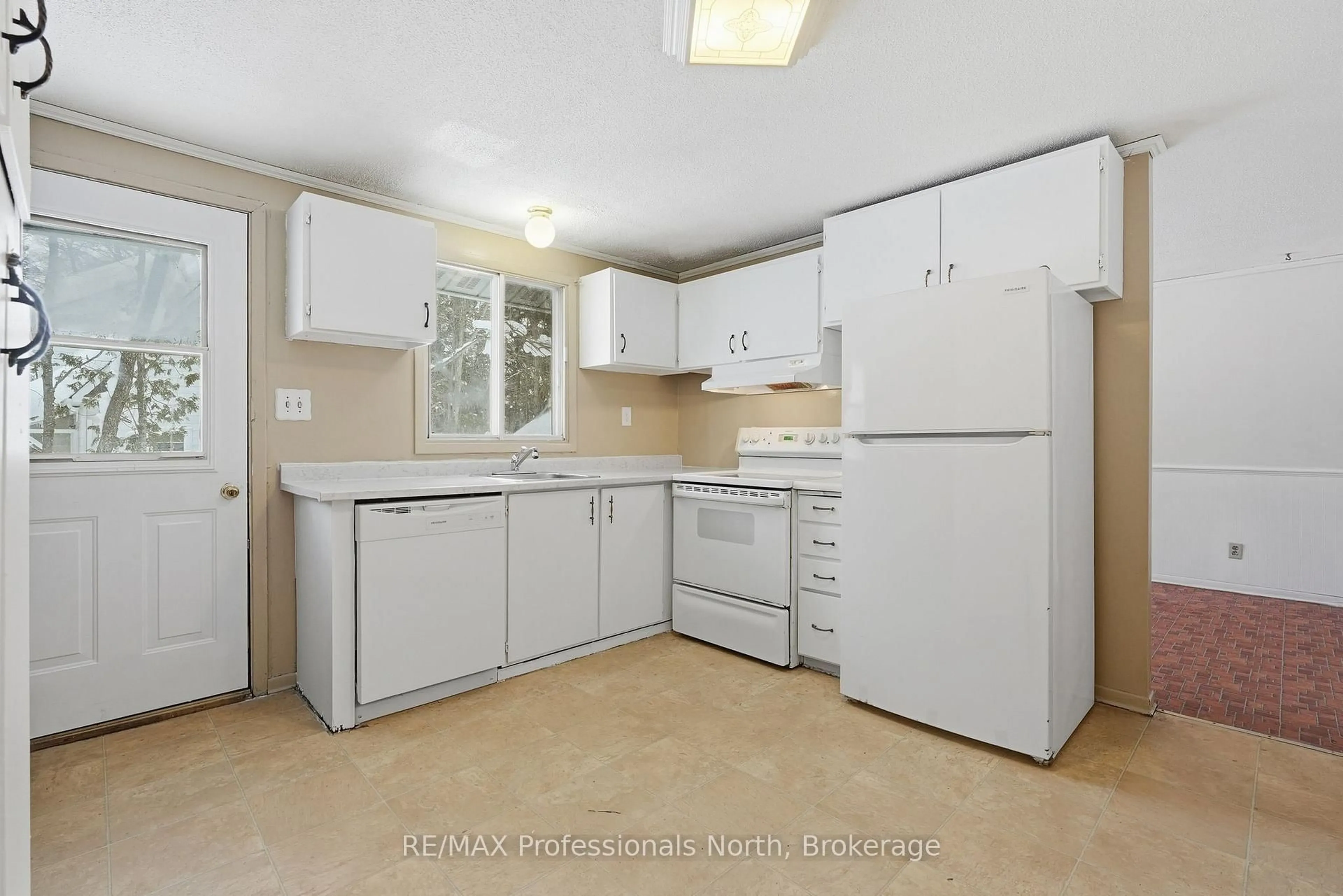 Standard kitchen, unknown for 25 Dudley Dr, Bracebridge Ontario P1L 1K3