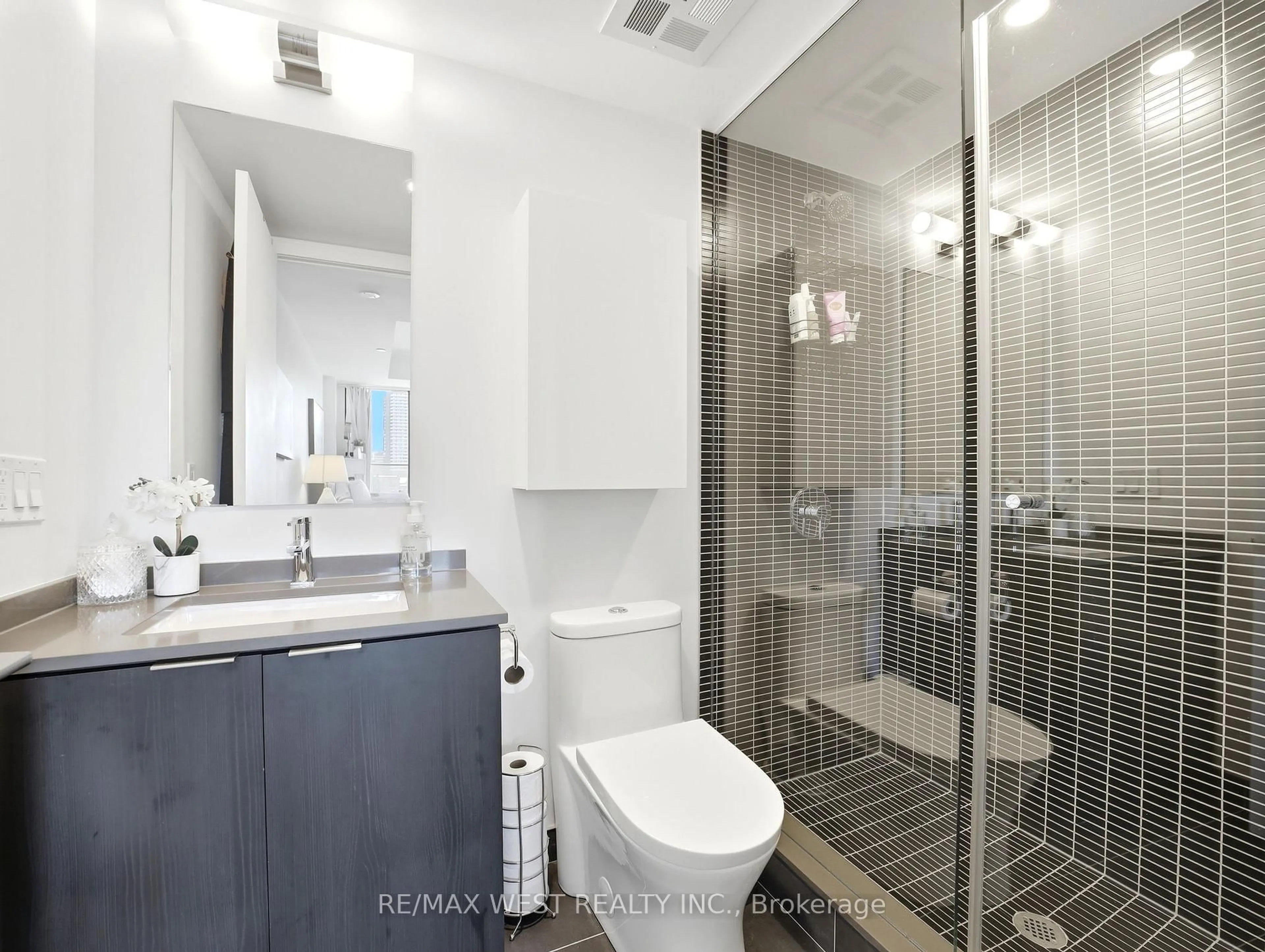 Standard bathroom, ceramic/tile floor for 1 Jarvis St #912, Hamilton Ontario L8R 3J2