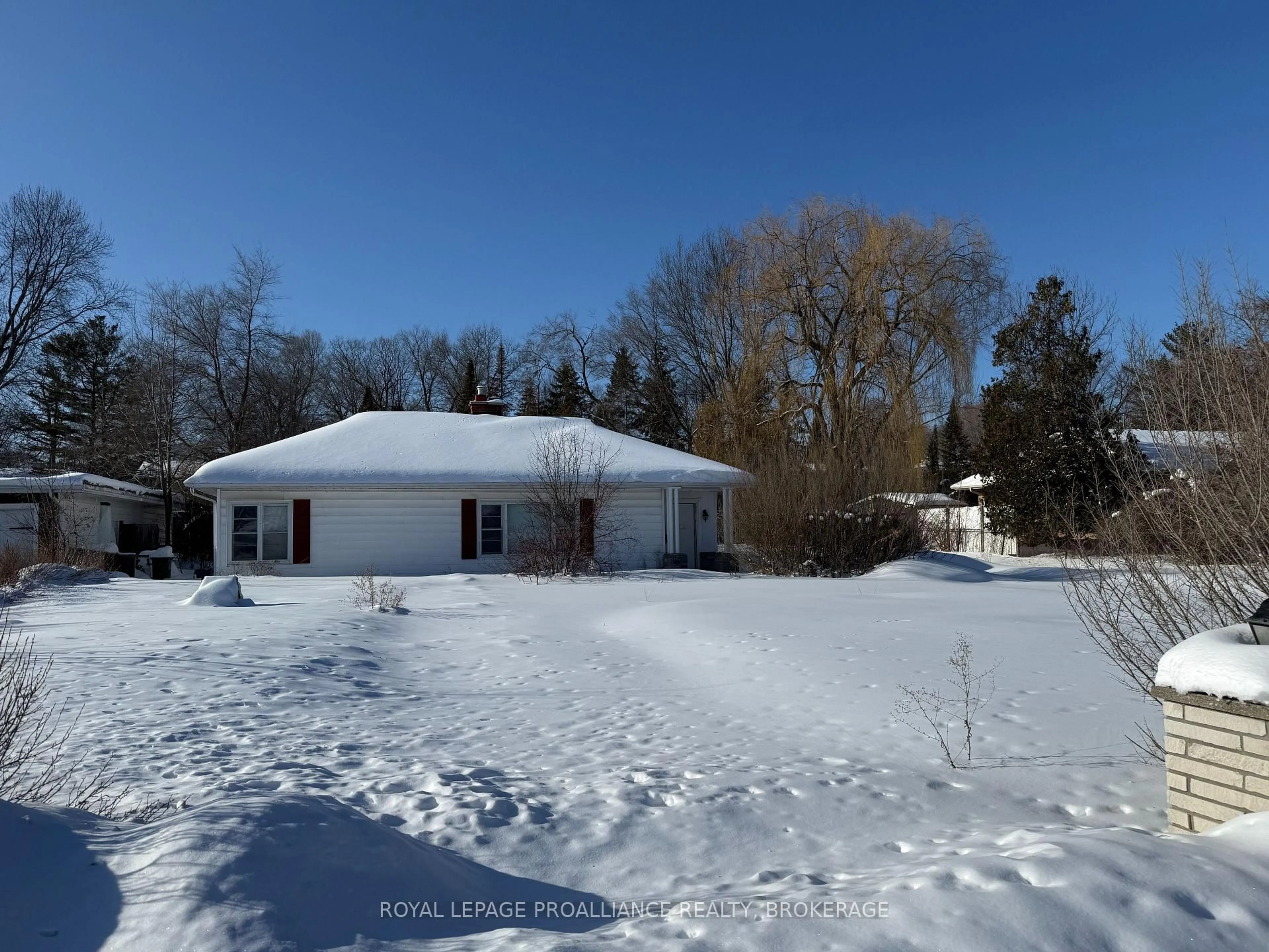 A pic from outside/outdoor area/front of a property/back of a property/a pic from drone, unknown for 4283 Bath Rd, Kingston Ontario K7M 4Y9