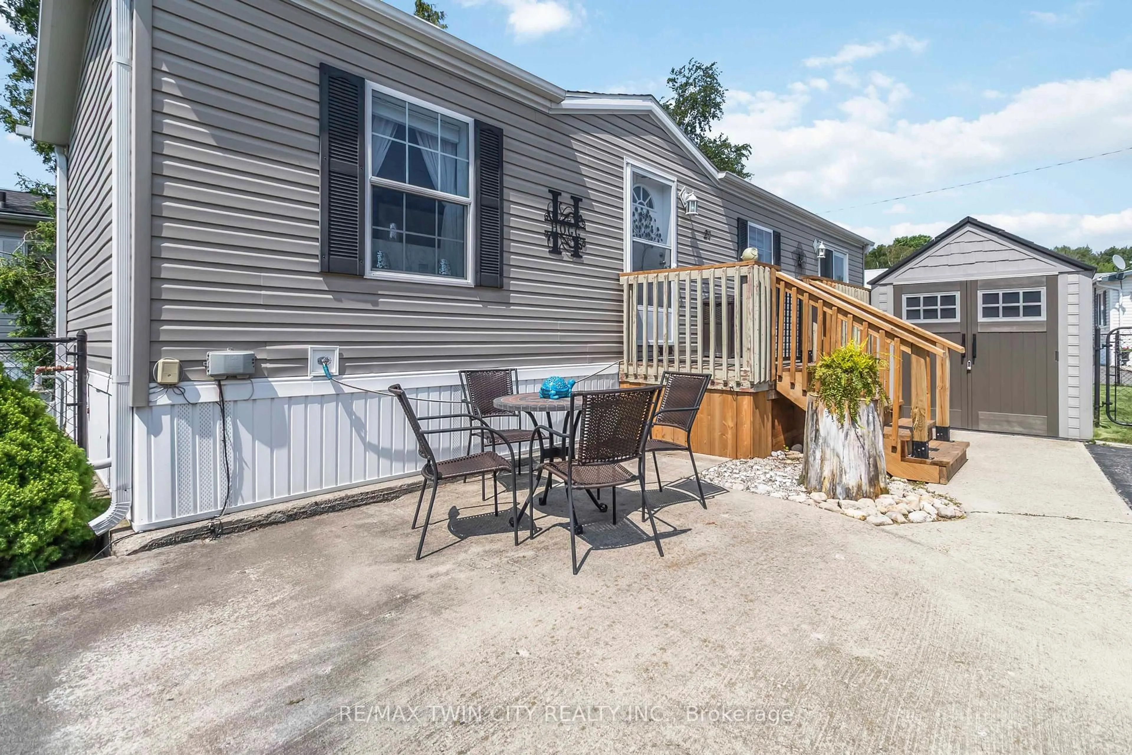 Patio, street for 27 Elm St, Puslinch Ontario N1H 6H9