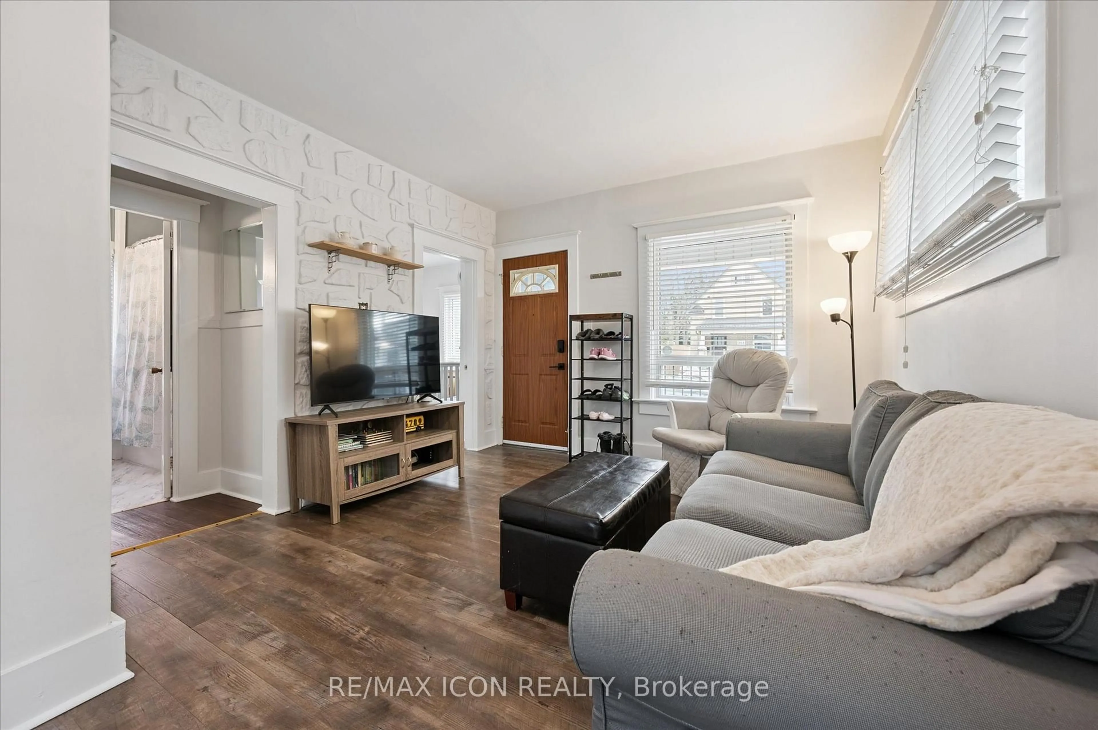 Living room with furniture, wood/laminate floor for 262 Madison Ave, Kitchener Ontario N2M 3H4