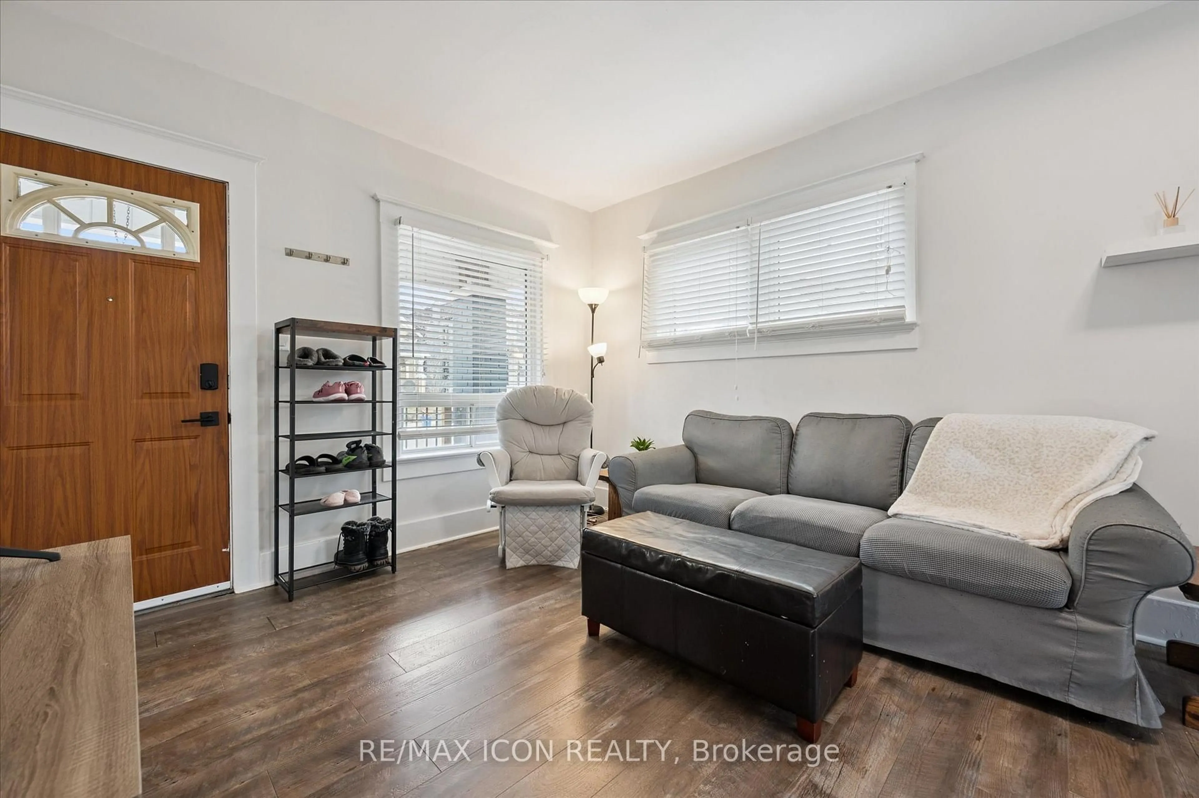 Living room with furniture, wood/laminate floor for 262 Madison Ave, Kitchener Ontario N2M 3H4